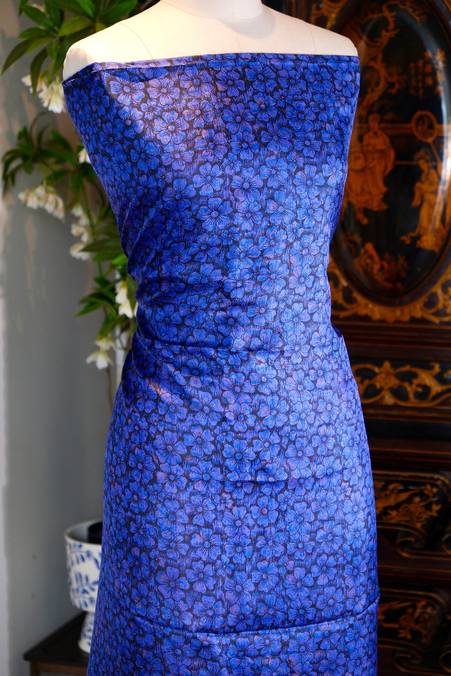 布料名 - 蓝调夜曲：繁花叠影与金丝勾勒的幻梦星河图境 | Fabric Name - Blue Nocturne: A Dreamy Galaxy Realm of Layered Florals and Gilded Outlines