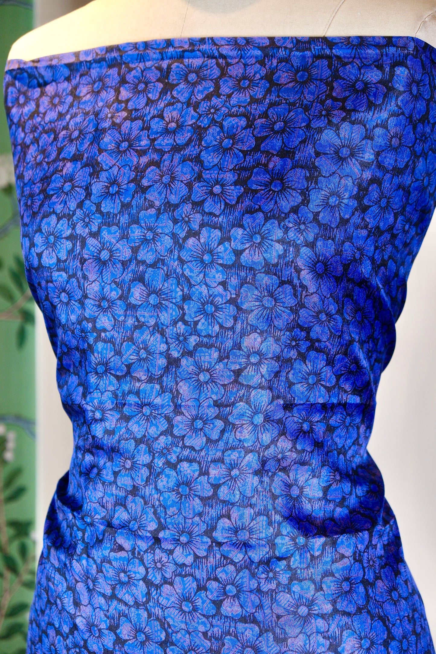 布料名 - 蓝调夜曲：繁花叠影与金丝勾勒的幻梦星河图境 | Fabric Name - Blue Nocturne: A Dreamy Galaxy Realm of Layered Florals and Gilded Outlines
