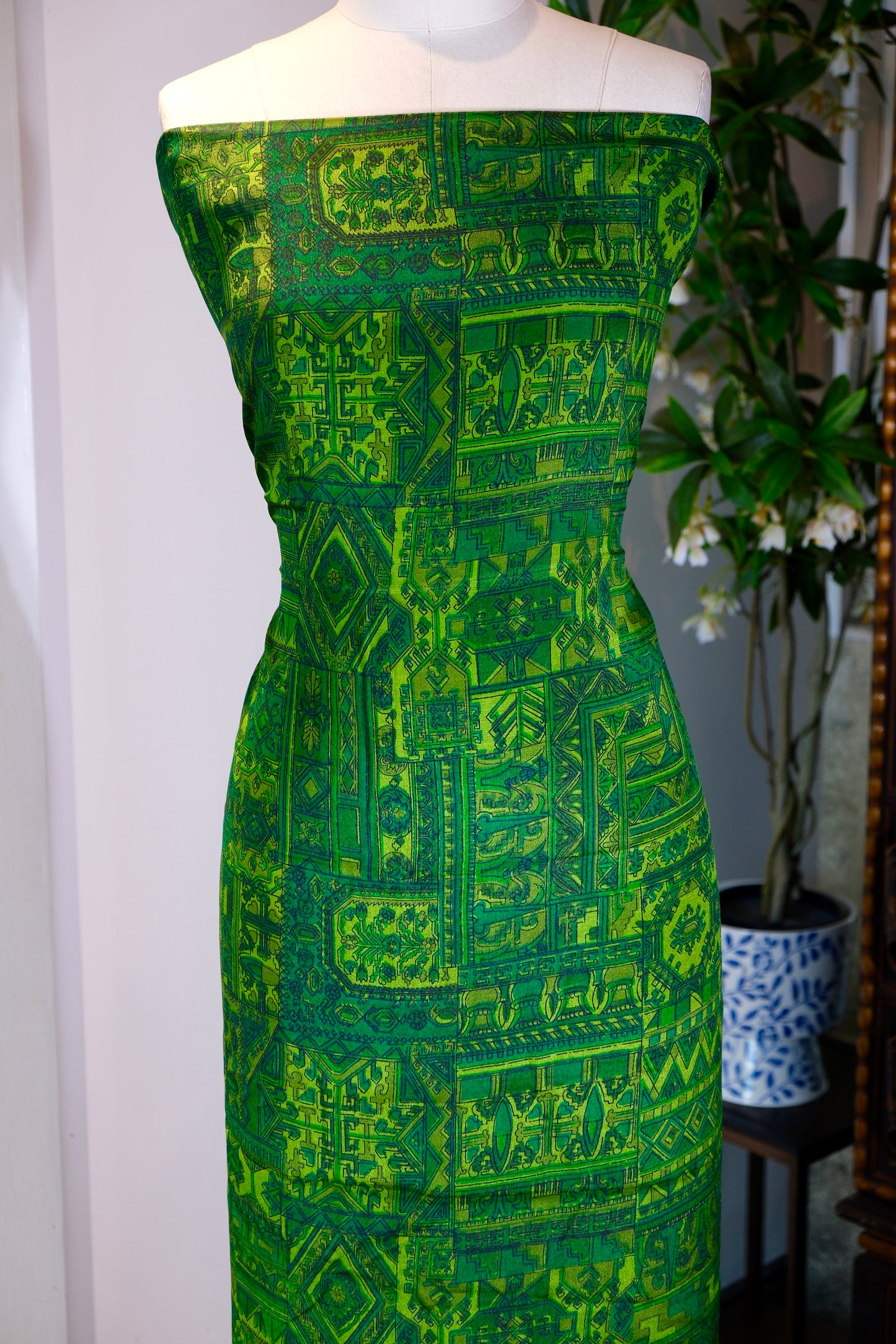 布料名 - 翠色拼图：现代迷彩抽象与解构几何的极繁主义视觉 | Fabric Name - Emerald Puzzle: A Maximalist Vision of Modern Abstract Camouflage and Deconstructed Geometry