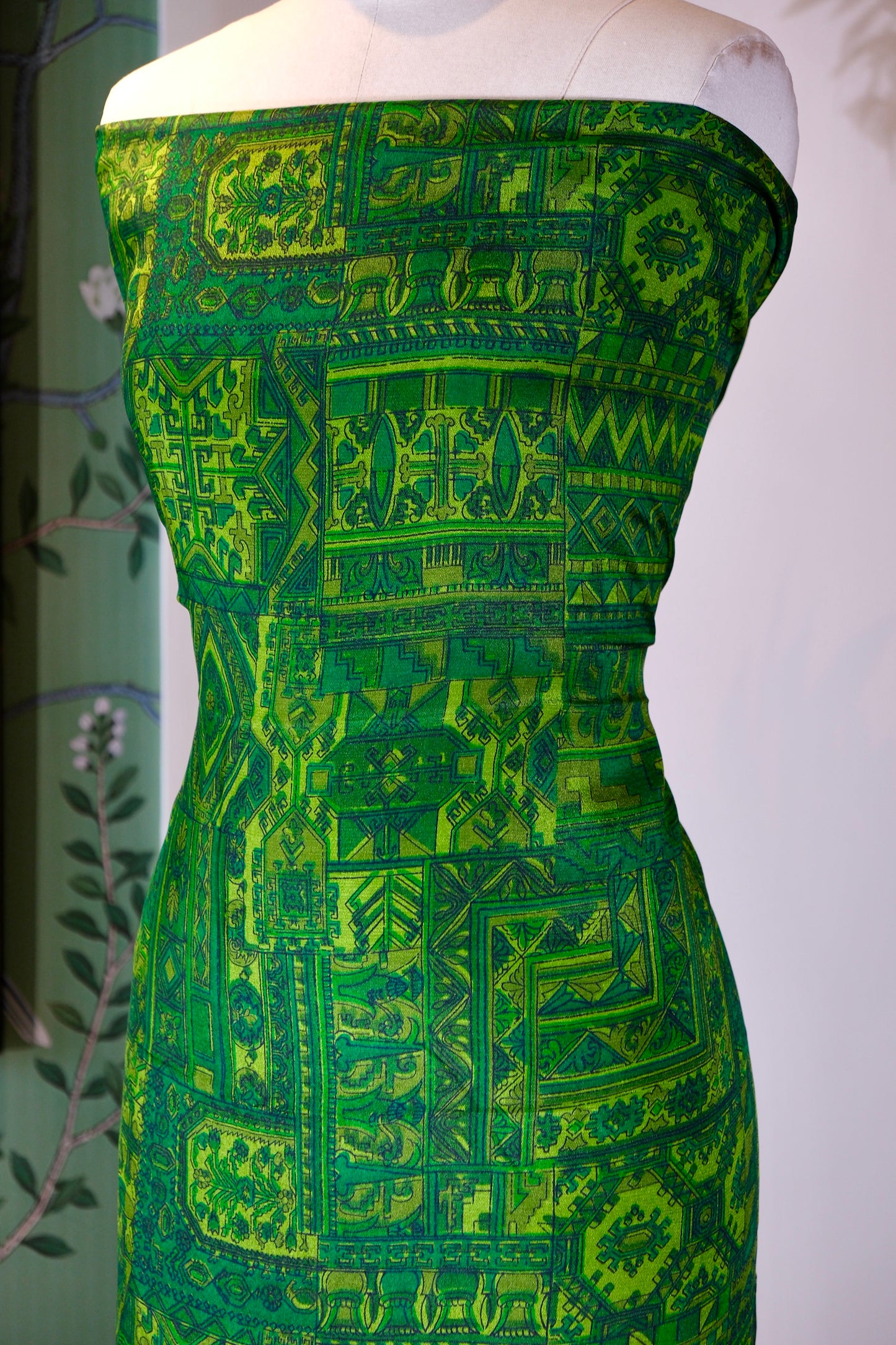 布料名 - 翠色拼图：现代迷彩抽象与解构几何的极繁主义视觉 | Fabric Name - Emerald Puzzle: A Maximalist Vision of Modern Abstract Camouflage and Deconstructed Geometry