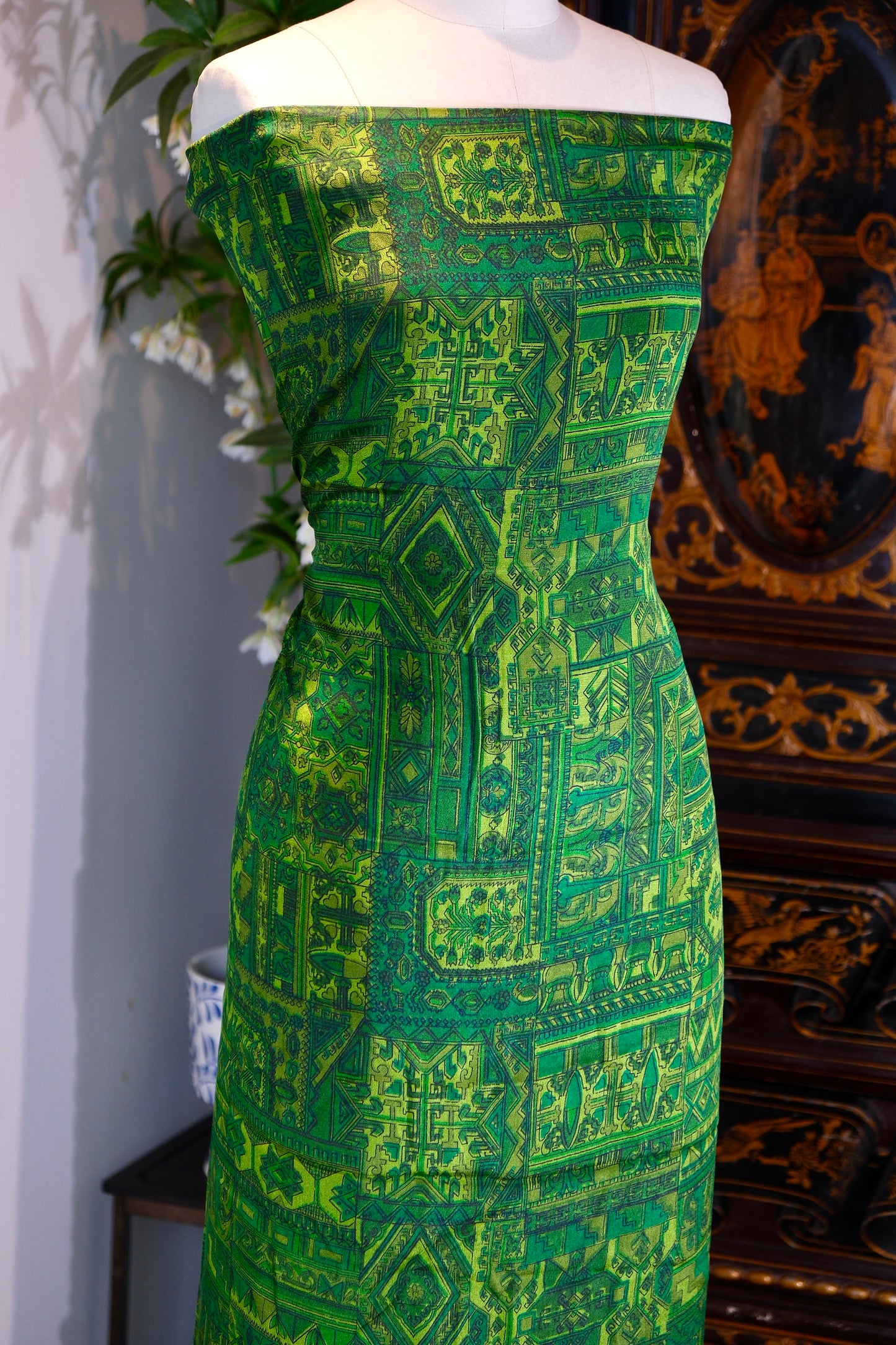 布料名 - 翠色拼图：现代迷彩抽象与解构几何的极繁主义视觉 | Fabric Name - Emerald Puzzle: A Maximalist Vision of Modern Abstract Camouflage and Deconstructed Geometry