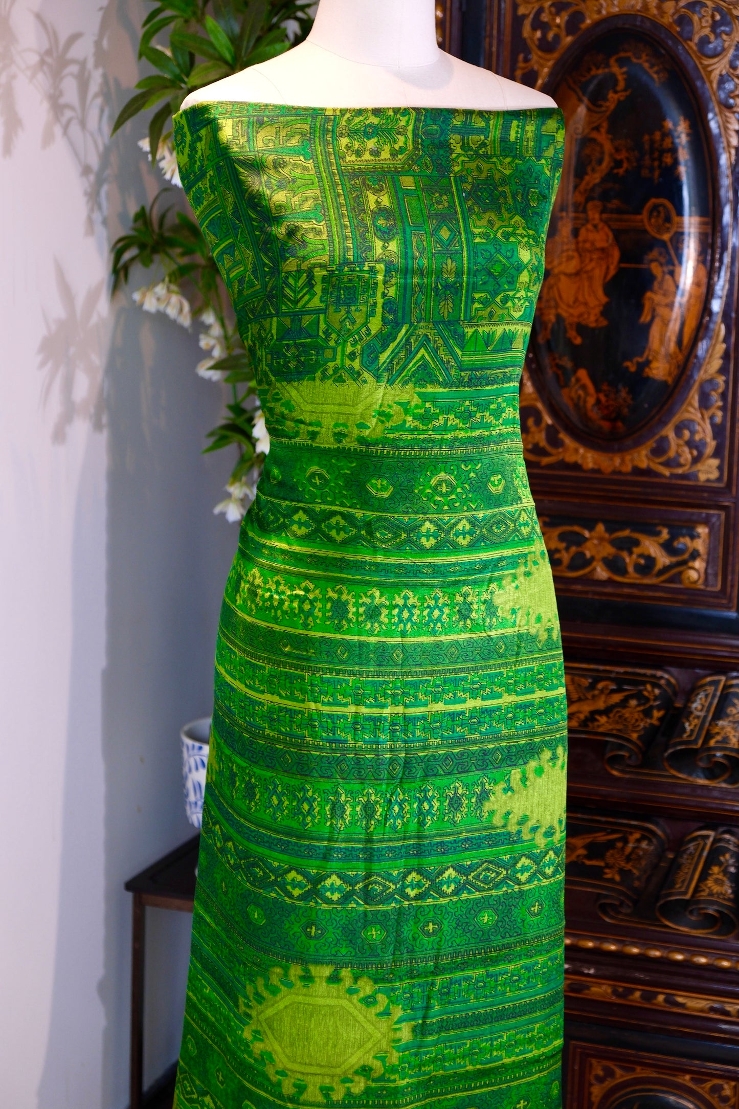 布料名 - 翠色拼图：现代迷彩抽象与解构几何的极繁主义视觉 | Fabric Name - Emerald Puzzle: A Maximalist Vision of Modern Abstract Camouflage and Deconstructed Geometry