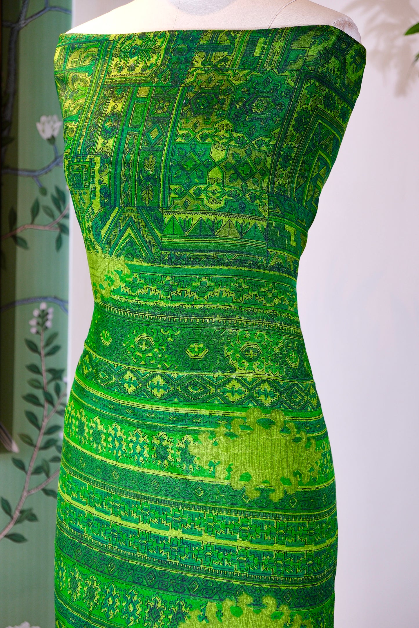 布料名 - 翠色拼图：现代迷彩抽象与解构几何的极繁主义视觉 | Fabric Name - Emerald Puzzle: A Maximalist Vision of Modern Abstract Camouflage and Deconstructed Geometry