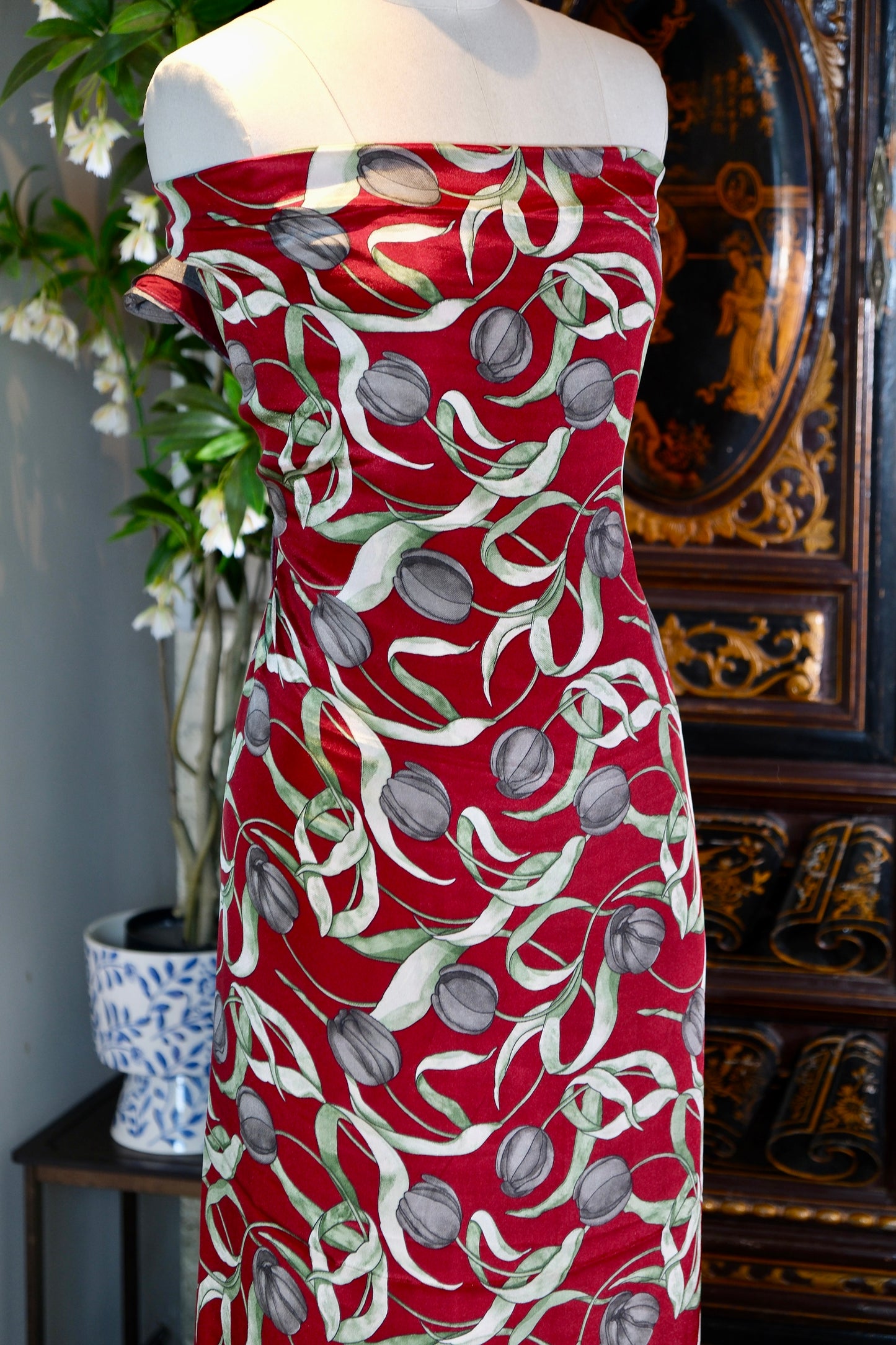 布料名 - 绯红幽兰之舞：古典艺术郁金香与灰烬叶纹手工印染真丝面料 | Fabric Name - Scarlet Tulip's Dance of the Dusk: Classical-Artistic Tulip and Ash-Grey Leaf Motif Hand-Block Printed Silk Fabric
