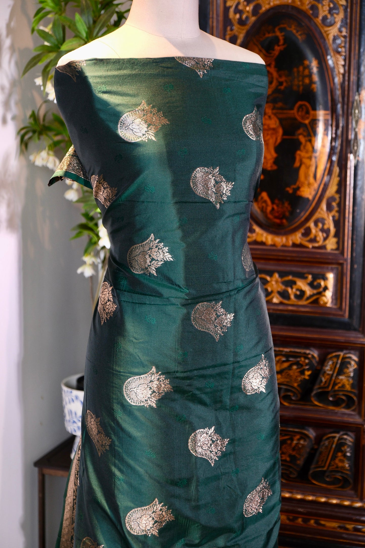 布料名 - 孔雀深林之影：祖母绿暗花真丝织金，古典腰果花与神庙边饰艺术面料 | Fabric Name - Emerald Forest Shadows: Malachite-Green Silk Brocade with Gilded Buta Motifs and Temple-Style Ornamental Borders
