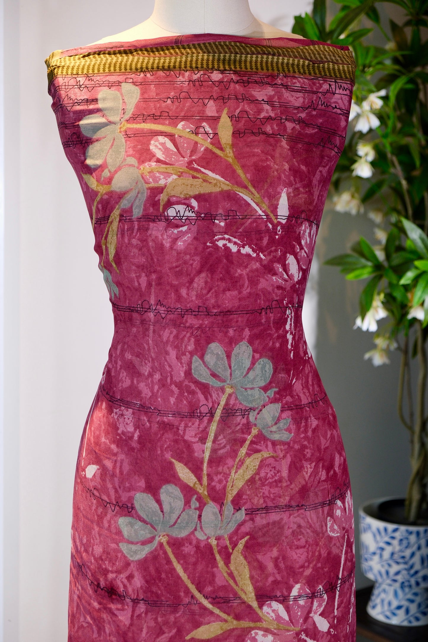 布料名 - 【绯染芳华】· 真丝艺术长卷：烟粉翠影缠枝玉兰意象面料 | Fabric Name - [Crimson Elegance] · Silk Art Scroll: Misty Rose & Verdant Magnolia Stylized Tendrils
