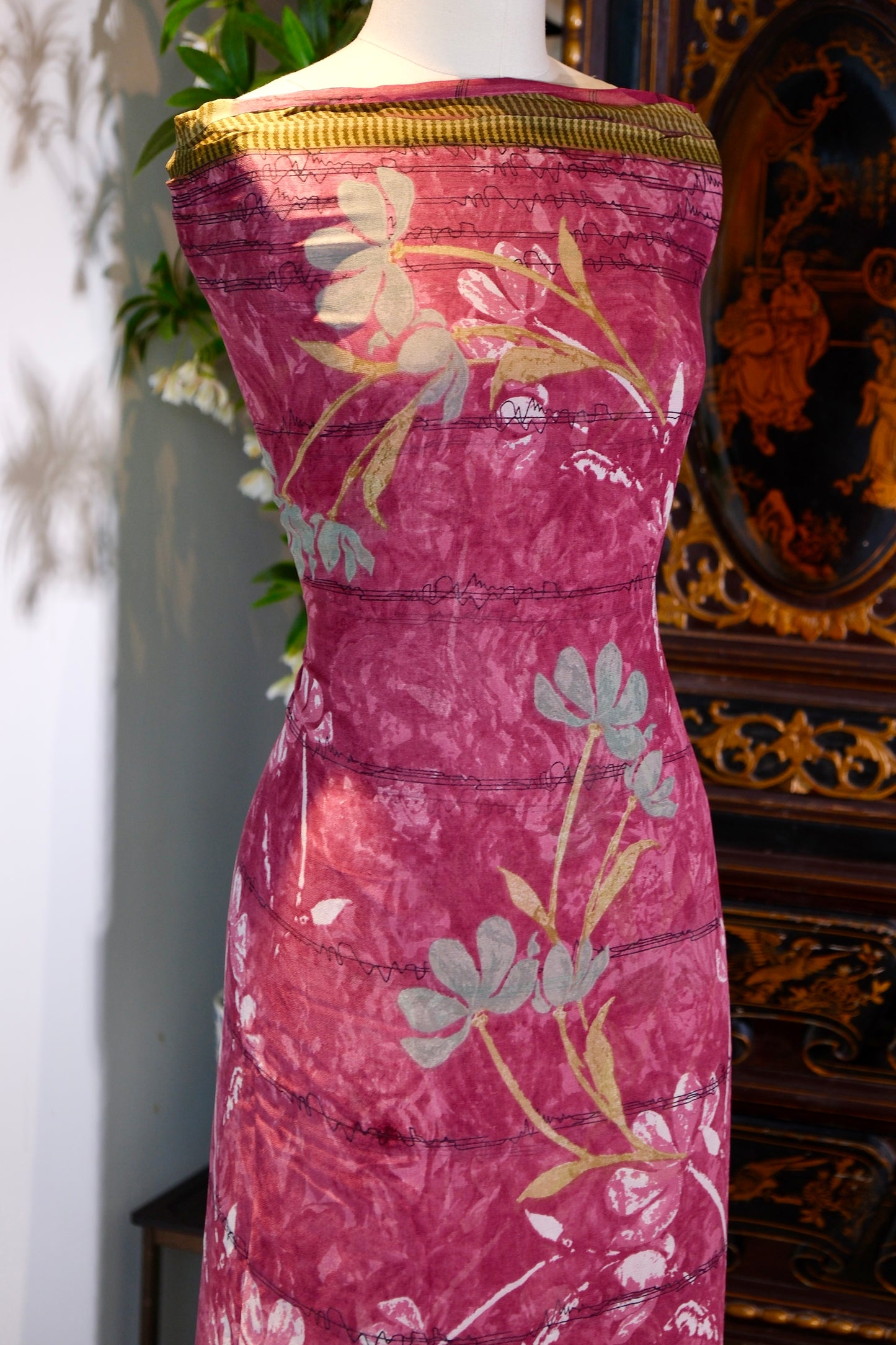 布料名 - 【绯染芳华】· 真丝艺术长卷：烟粉翠影缠枝玉兰意象面料 | Fabric Name - [Crimson Elegance] · Silk Art Scroll: Misty Rose & Verdant Magnolia Stylized Tendrils