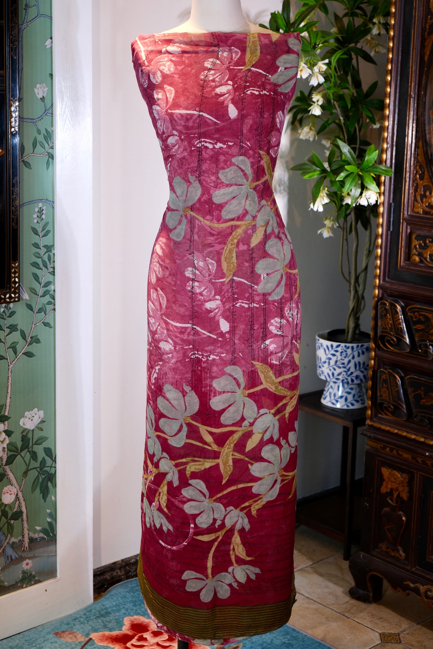 布料名 - 【绯染芳华】· 真丝艺术长卷：烟粉翠影缠枝玉兰意象面料 | Fabric Name - [Crimson Elegance] · Silk Art Scroll: Misty Rose & Verdant Magnolia Stylized Tendrils