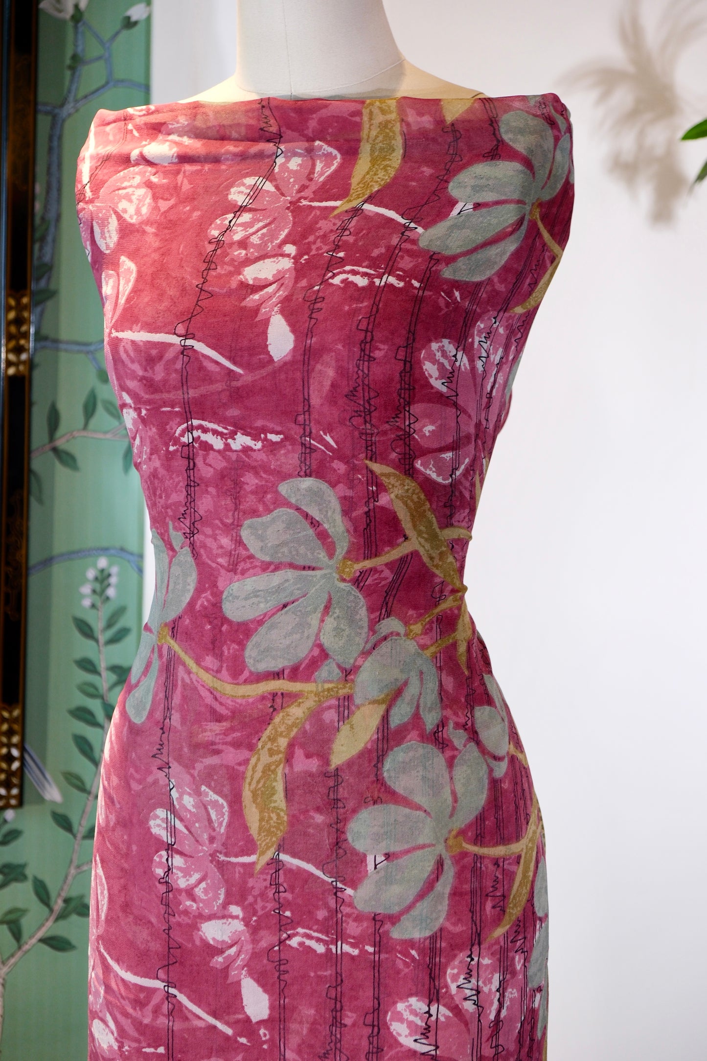 布料名 - 【绯染芳华】· 真丝艺术长卷：烟粉翠影缠枝玉兰意象面料 | Fabric Name - [Crimson Elegance] · Silk Art Scroll: Misty Rose & Verdant Magnolia Stylized Tendrils