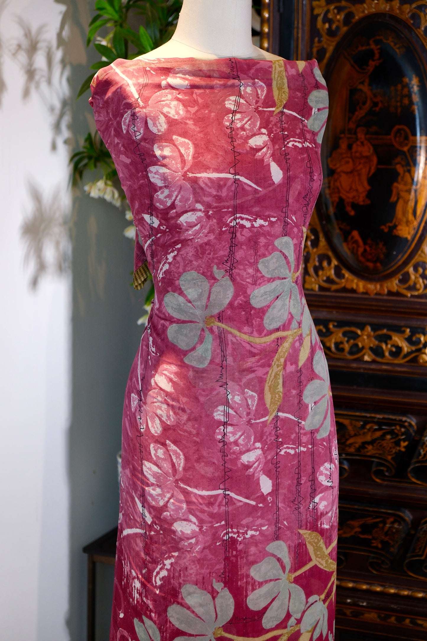 布料名 - 【绯染芳华】· 真丝艺术长卷：烟粉翠影缠枝玉兰意象面料 | Fabric Name - [Crimson Elegance] · Silk Art Scroll: Misty Rose & Verdant Magnolia Stylized Tendrils