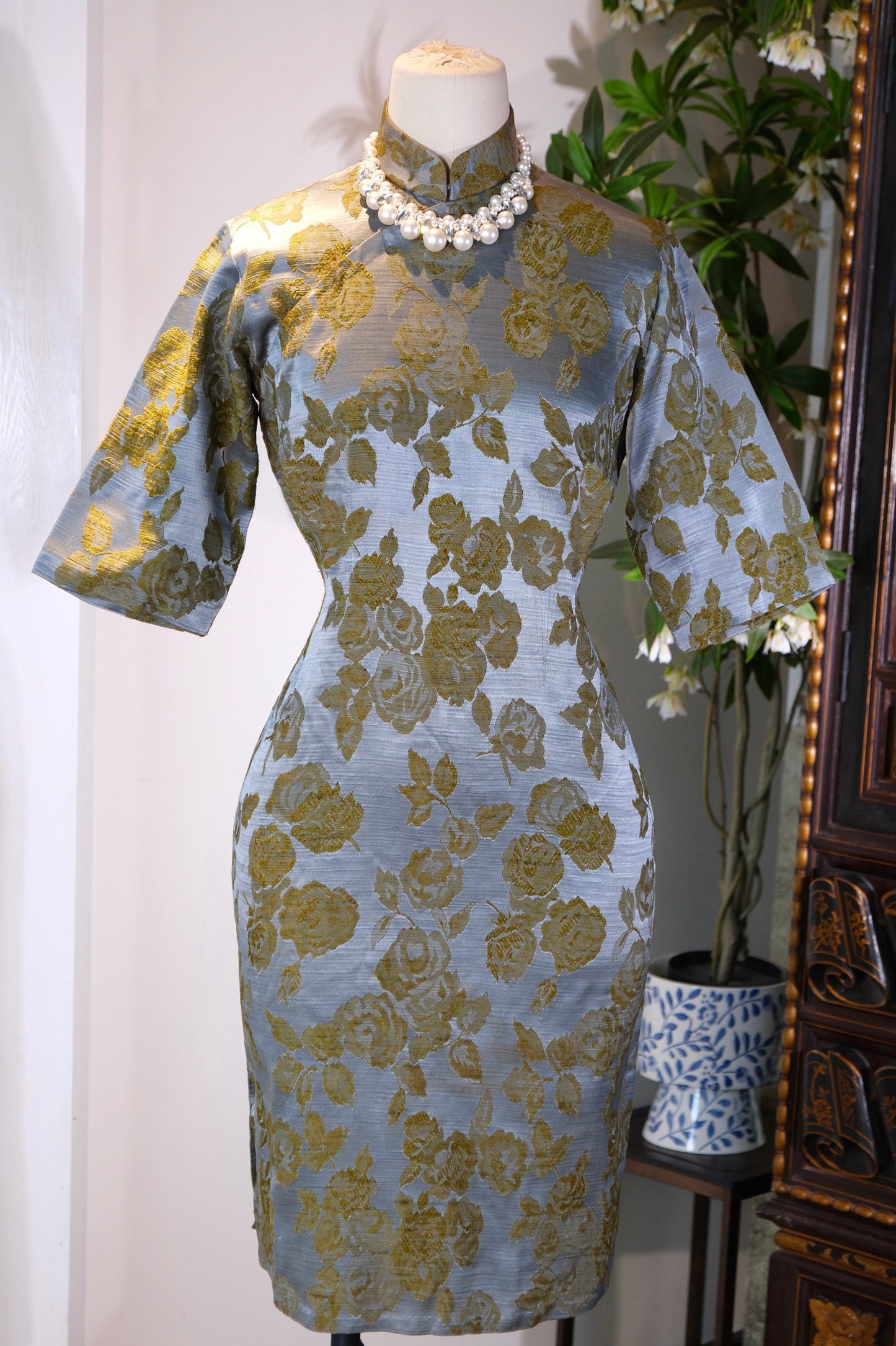 50年代 - 银蓝金绣：五十年代港产肌理提花缎旗袍 | 1950s - Silver-Blue Golden Embroidery: A 1950s Hong Kong-Made Textured Jacquard Satin Qipao