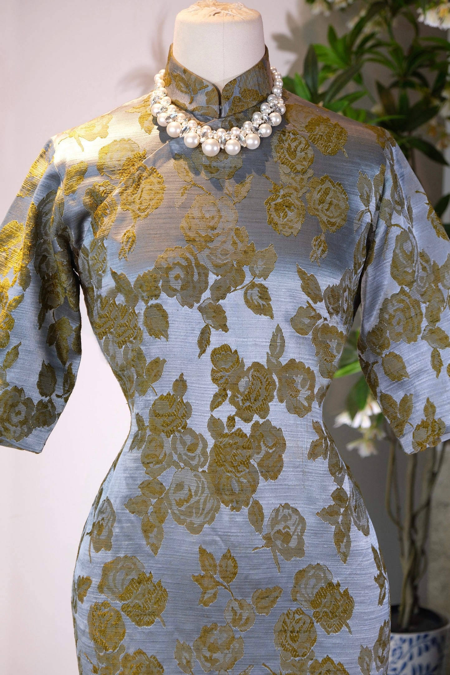 50年代 - 银蓝金绣：五十年代港产肌理提花缎旗袍 | 1950s - Silver-Blue Golden Embroidery: A 1950s Hong Kong-Made Textured Jacquard Satin Qipao