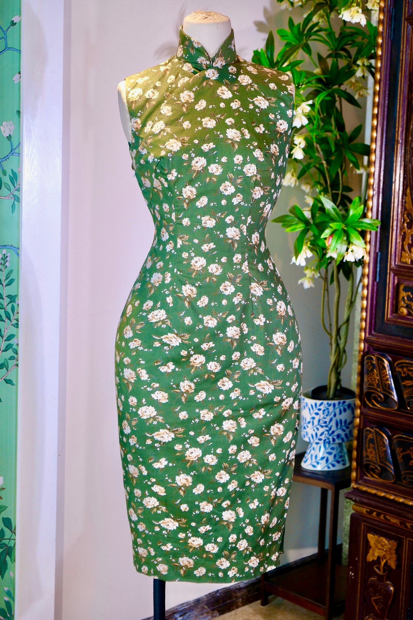 60年代 - 上世纪六十年代台湾白玫瑰碎花古董旗袍 | 1960s - 1960s Taiwan Vintage Qipao: White Roses and Floral Sprigs