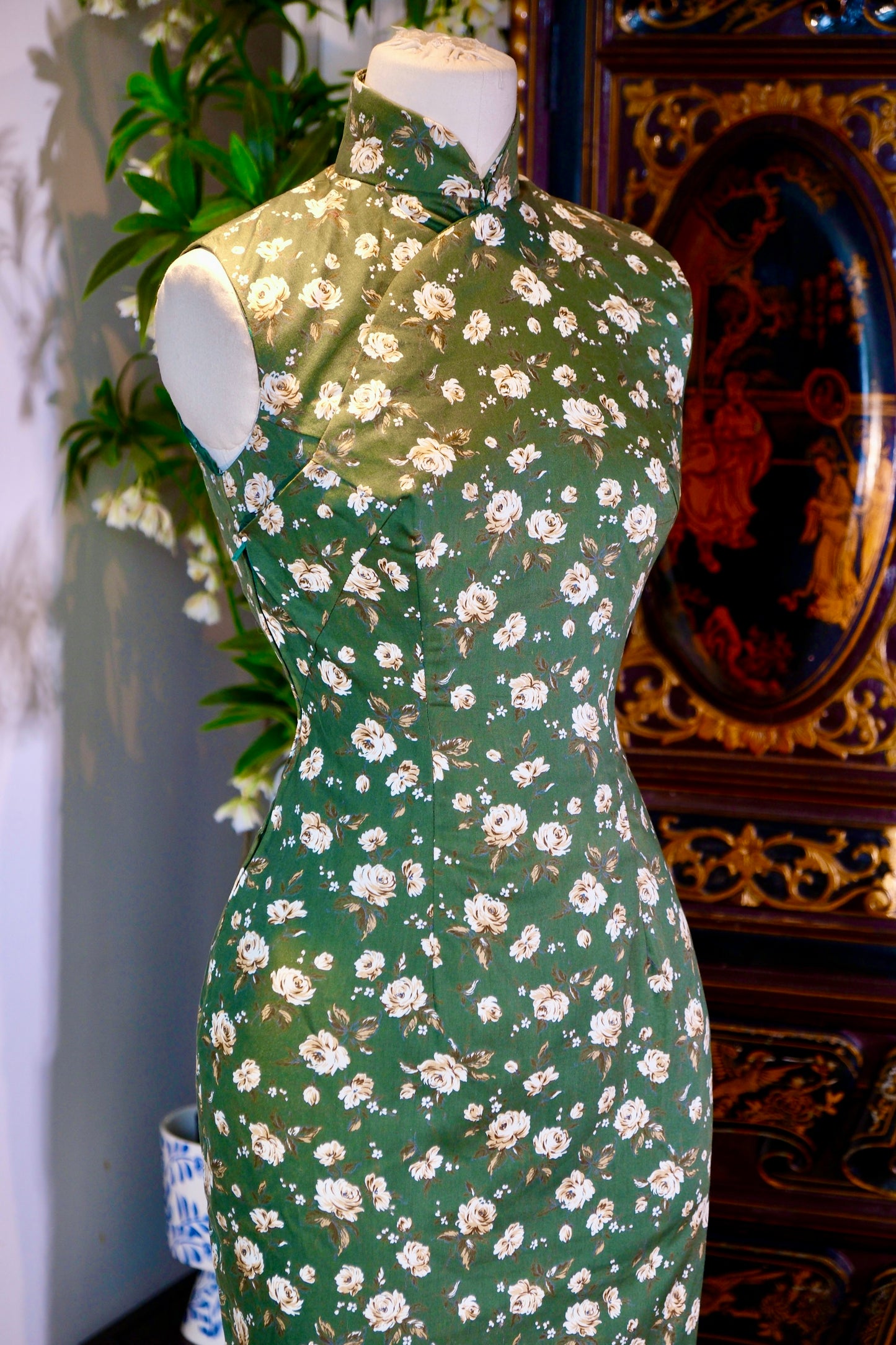 60年代 - 上世纪六十年代台湾白玫瑰碎花古董旗袍 | 1960s - 1960s Taiwan Vintage Qipao: White Roses and Floral Sprigs