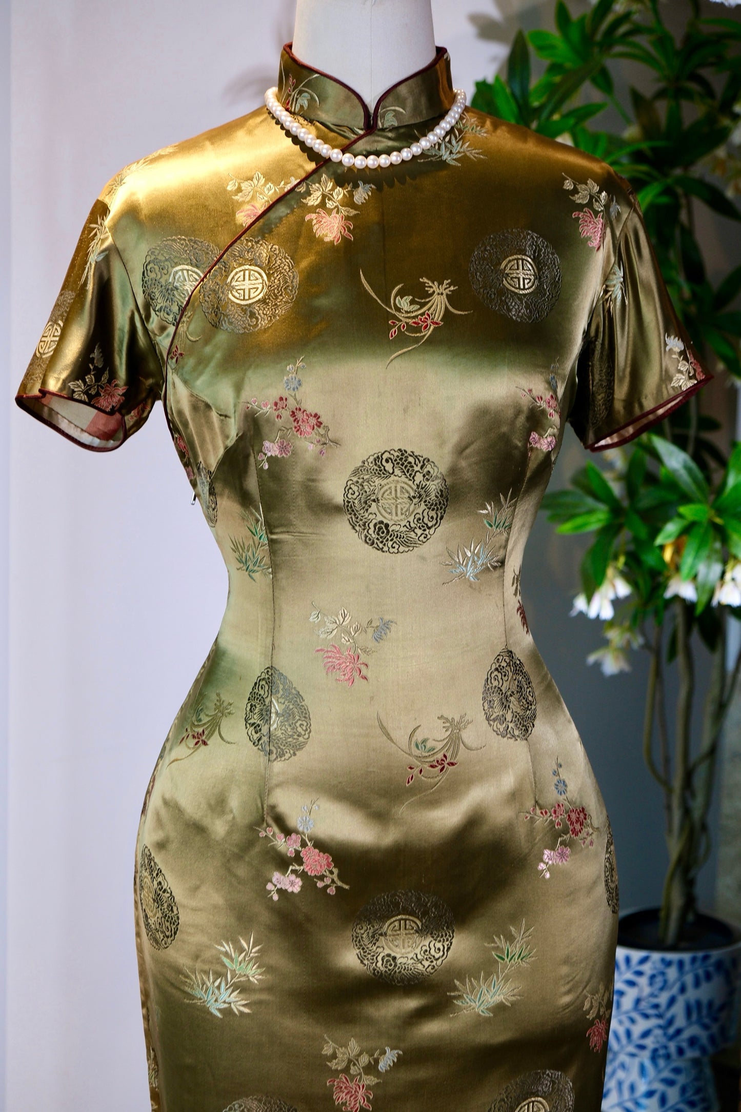 50年代 - 上世纪五十年代梅兰竹菊香港织锦缎古董旗袍 | 1950s - 1950s Hong Kong Antique Brocade Qipao: Plum, Orchid, Bamboo, and Chrysanthemum
