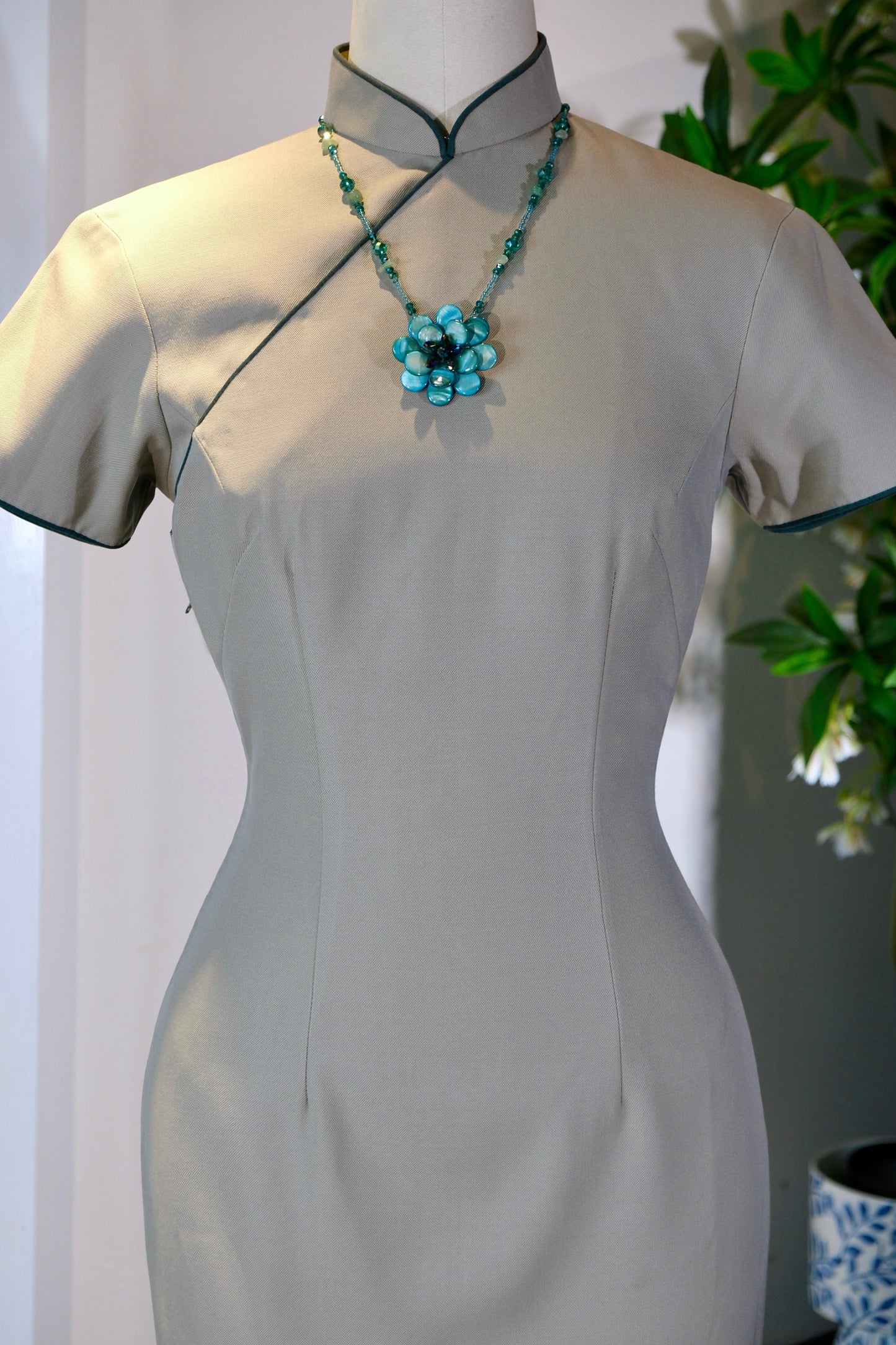 50年代 - 苍璧流光：五十年代港产精纺毛料素身旗袍 | 1950s - Azure Jade and Flowing Light: A 1950s Hong Kong-Made Worsted Wool Plain Qipao