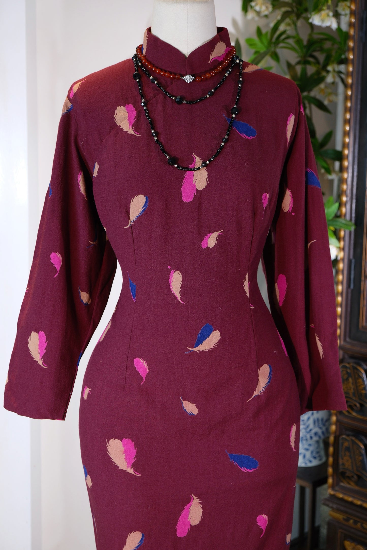 60年代 - 羽落锦袍：一件六十年代台湾羊毛旗袍的时光絮语 | 1960s - Feather-Fall Brocade: Time-Whispers of a 1960s Taiwanese Wool Qipao