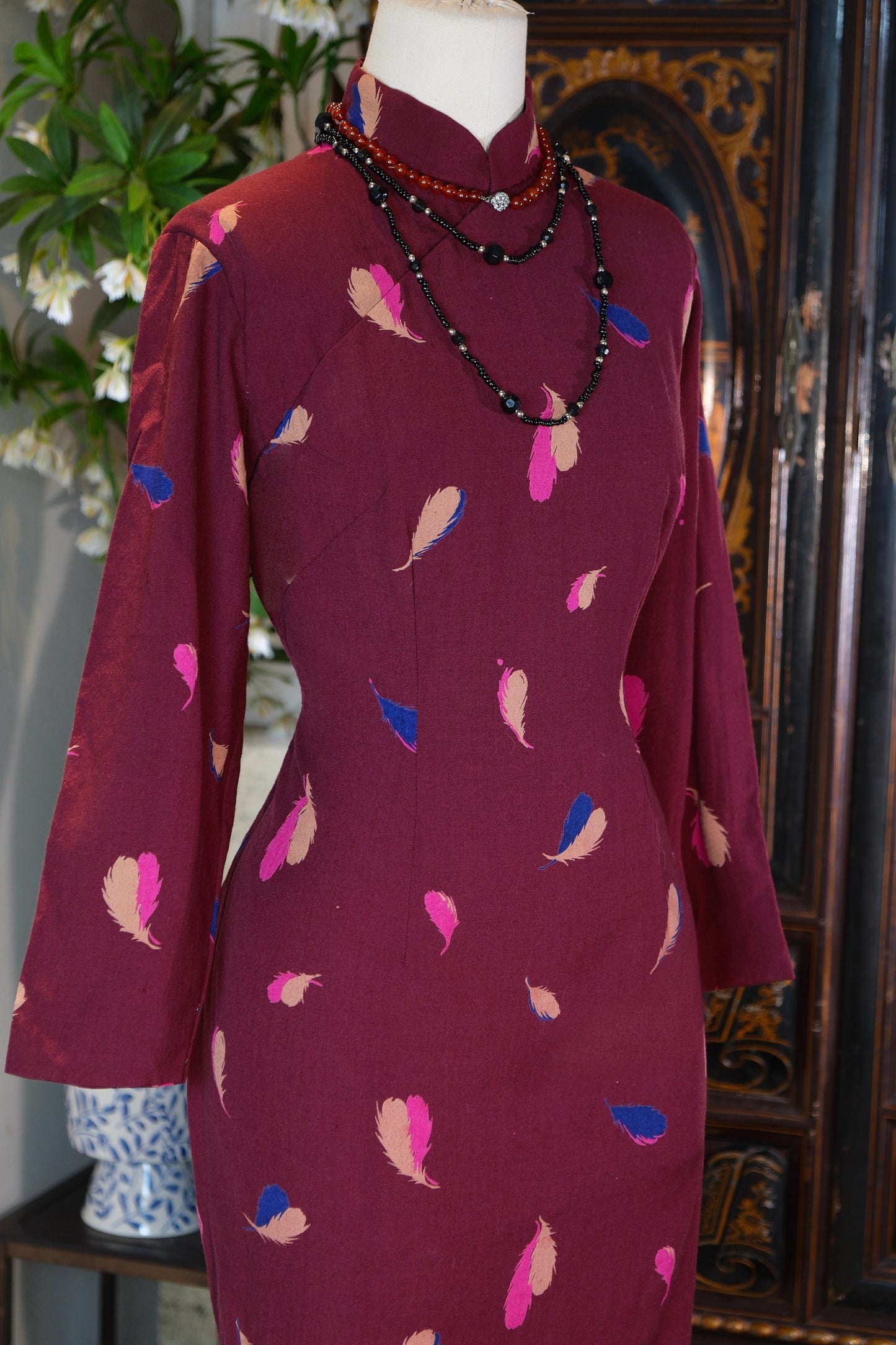 60年代 - 羽落锦袍：一件六十年代台湾羊毛旗袍的时光絮语 | 1960s - Feather-Fall Brocade: Time-Whispers of a 1960s Taiwanese Wool Qipao