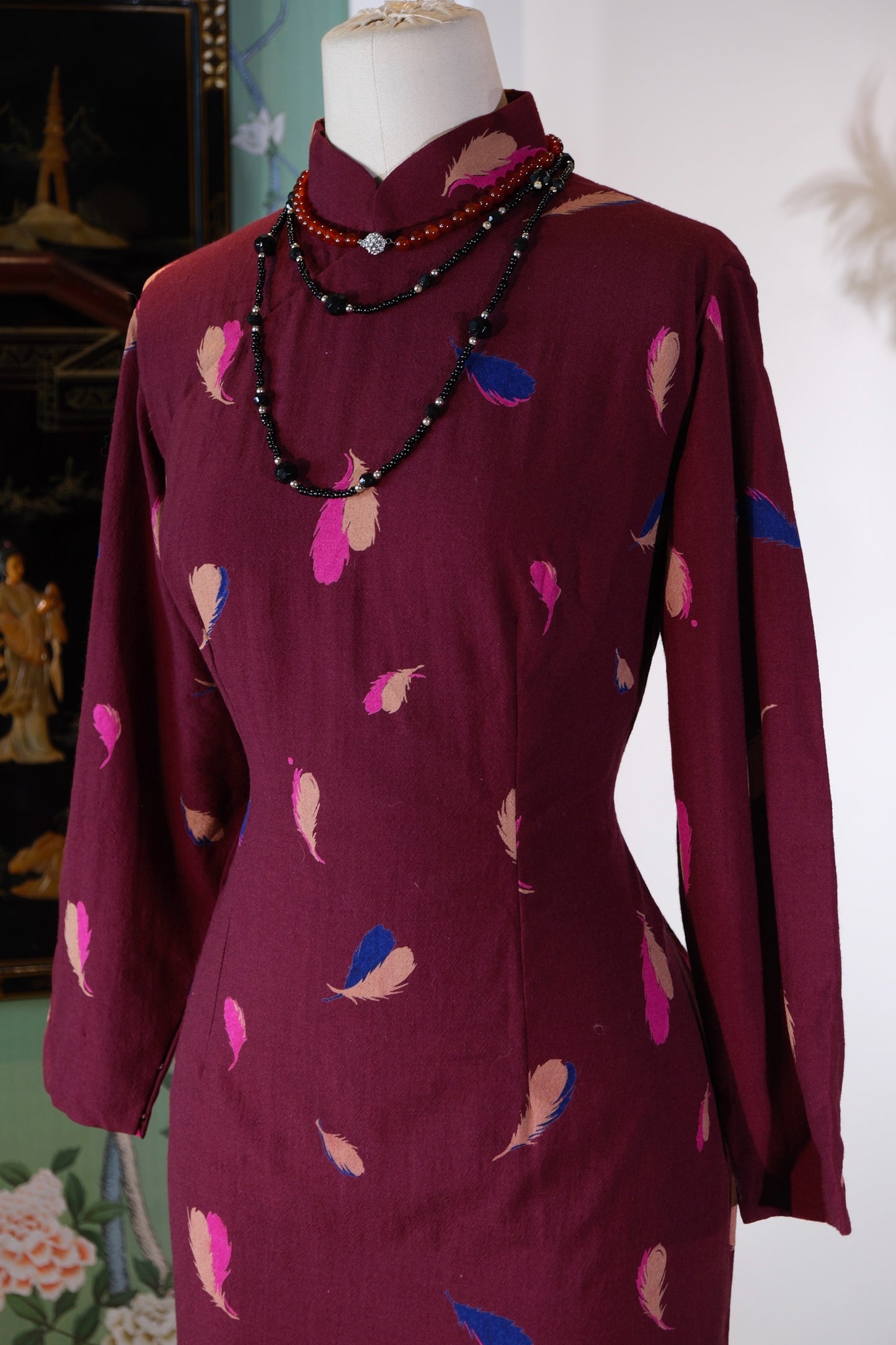 60年代 - 羽落锦袍：一件六十年代台湾羊毛旗袍的时光絮语 | 1960s - Feather-Fall Brocade: Time-Whispers of a 1960s Taiwanese Wool Qipao