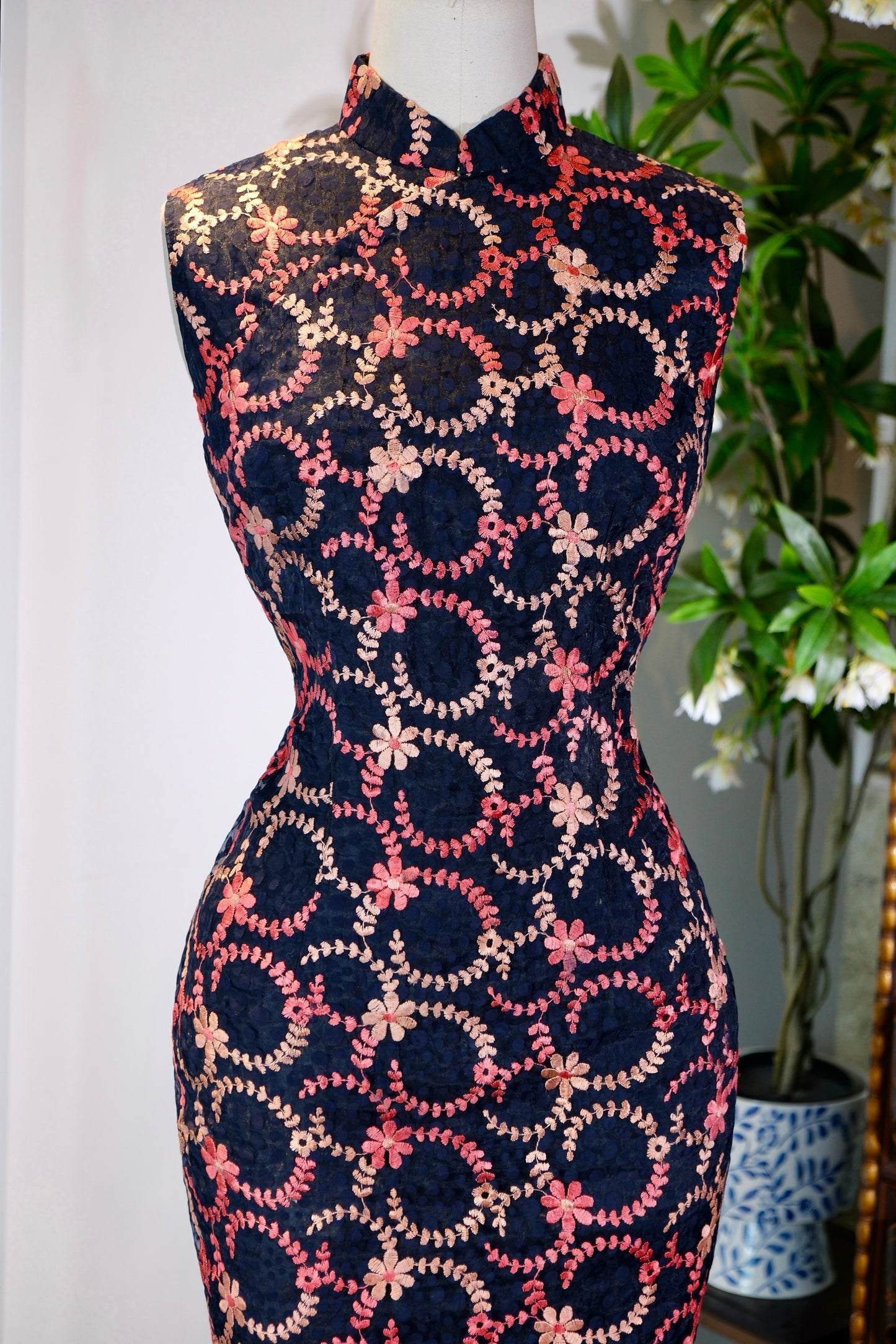 60年代 - 台湾六十年代机绣蕾丝旗袍：经纬间的时代美学 | 1960s - 1960s Taiwanese Machine-Embroidered Lace Qipao: An Aesthetic of Warp and Weft