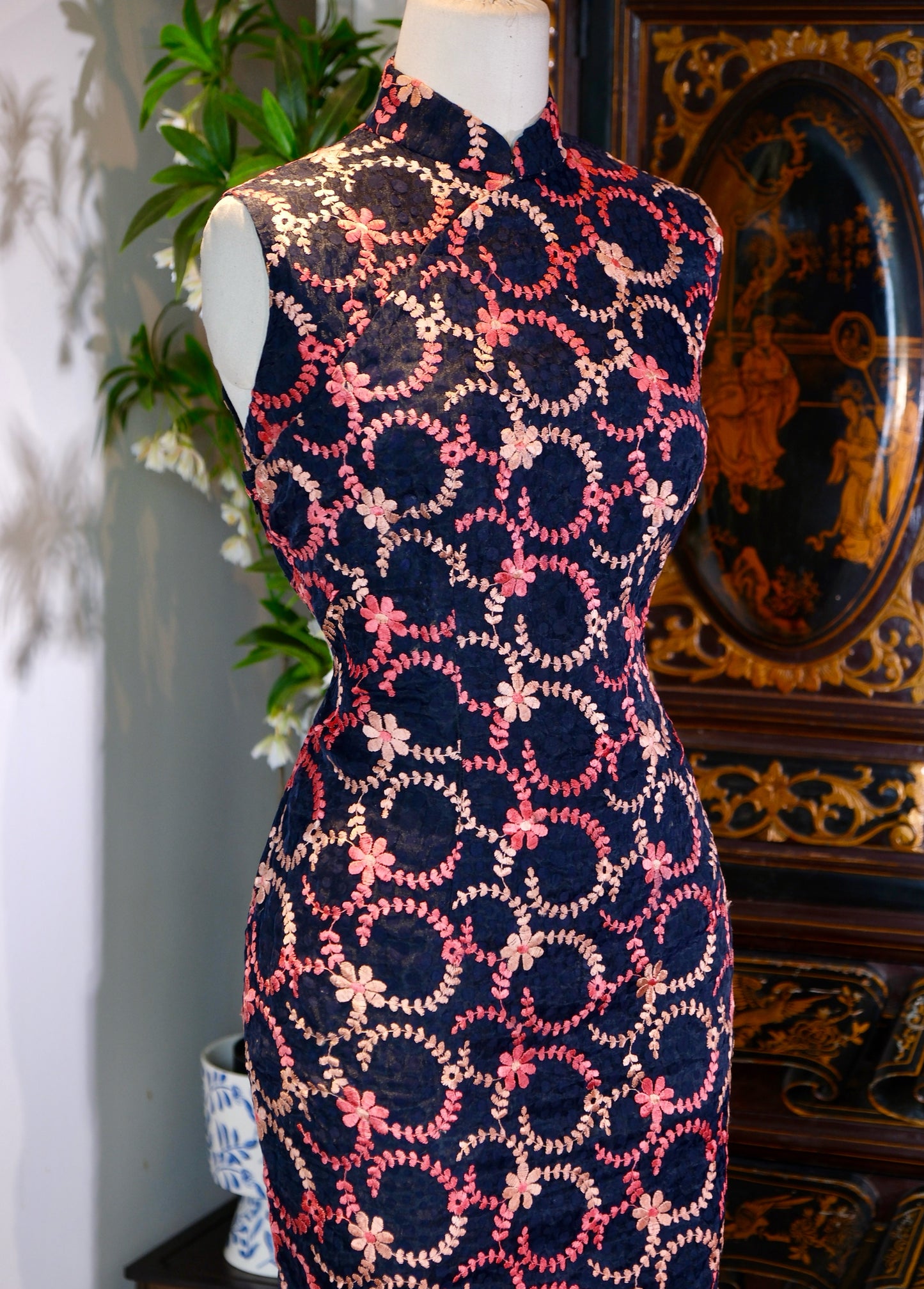 60年代 - 台湾六十年代机绣蕾丝旗袍：经纬间的时代美学 | 1960s - 1960s Taiwanese Machine-Embroidered Lace Qipao: An Aesthetic of Warp and Weft