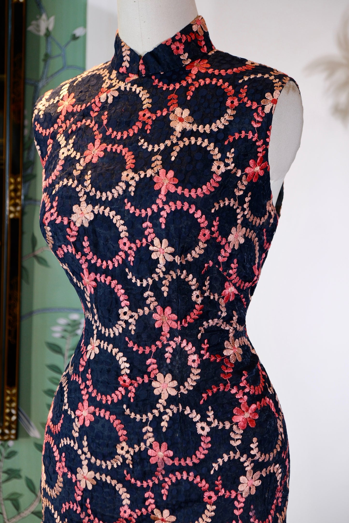 60年代 - 台湾六十年代机绣蕾丝旗袍：经纬间的时代美学 | 1960s - 1960s Taiwanese Machine-Embroidered Lace Qipao: An Aesthetic of Warp and Weft