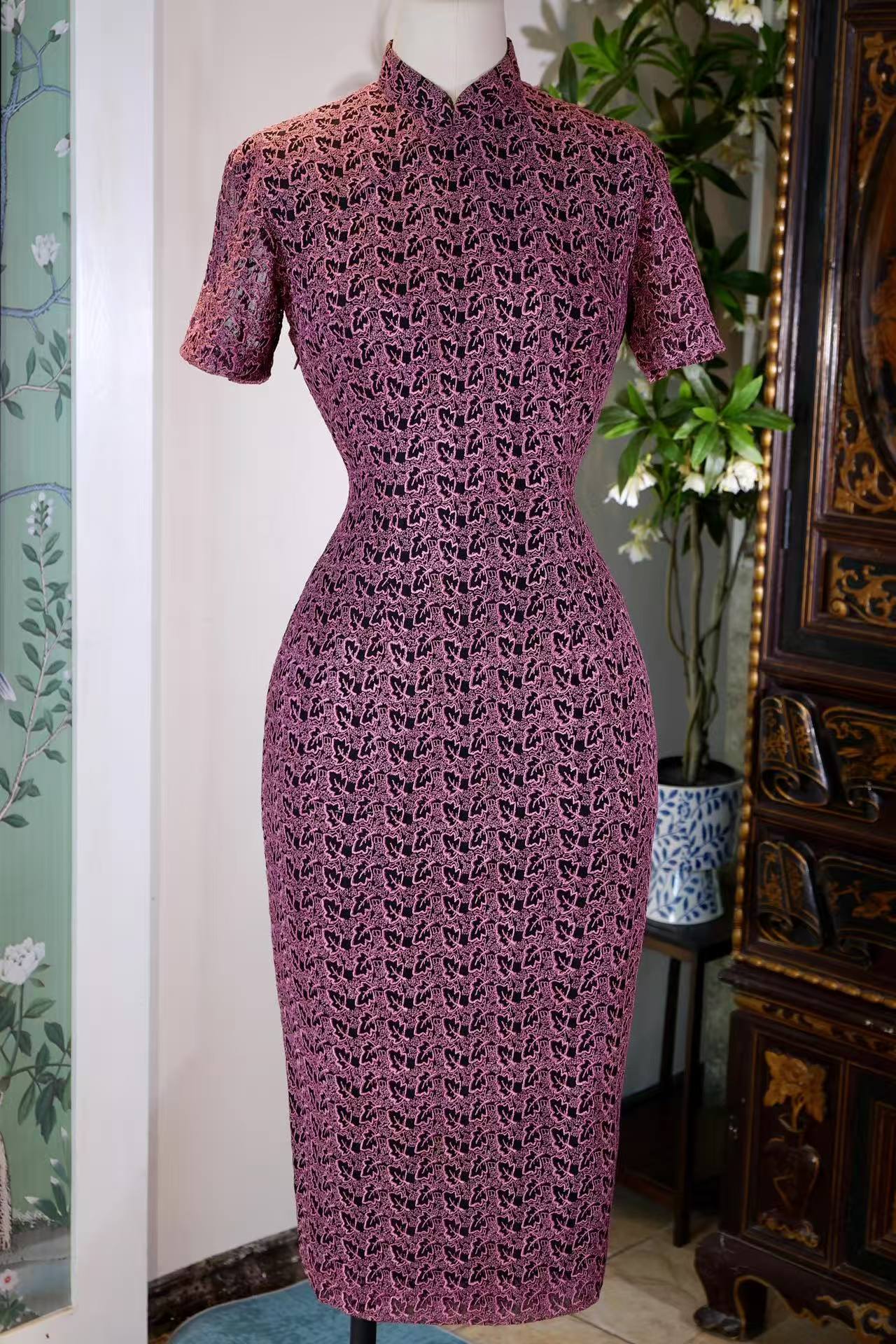 60年代 - 紫藤叶影·六十年代港风蕾丝旗袍 | 1960s - Wisteria Leaf Shadows: A 1960s Hong Kong-Style Lace Qipao