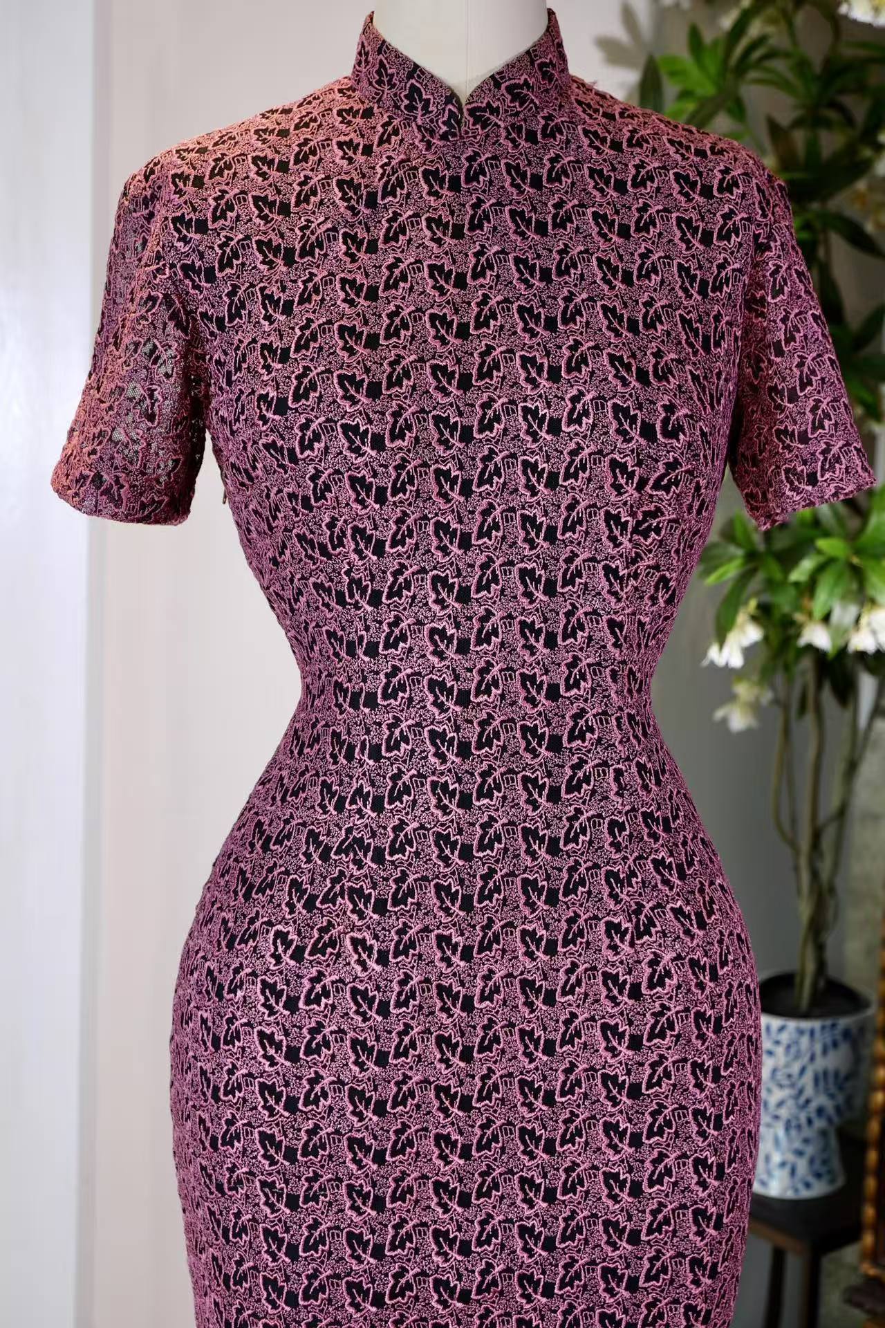 60年代 - 紫藤叶影·六十年代港风蕾丝旗袍 | 1960s - Wisteria Leaf Shadows: A 1960s Hong Kong-Style Lace Qipao