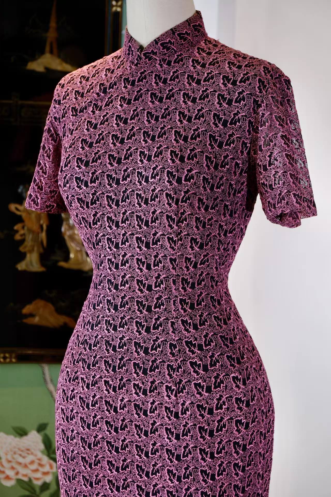 60年代 - 紫藤叶影·六十年代港风蕾丝旗袍 | 1960s - Wisteria Leaf Shadows: A 1960s Hong Kong-Style Lace Qipao