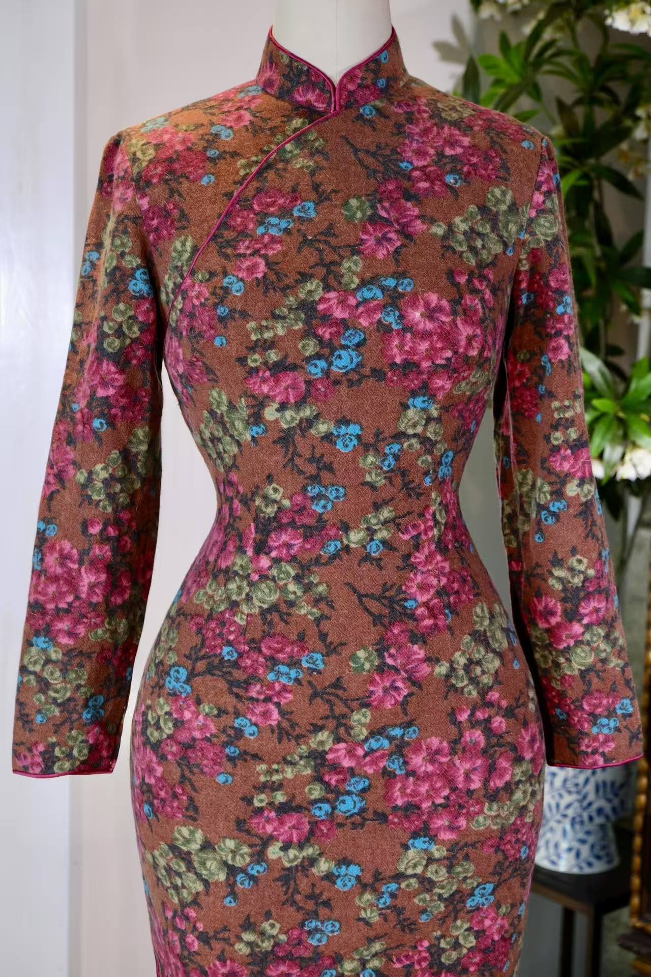 60年代 - 花影流年：六十年代港制羊绒印花旗袍 | 1960s - Flowing Years Amidst Flower Shadows: A 1960s Hong Kong-Made Cashmere Printed Qipao