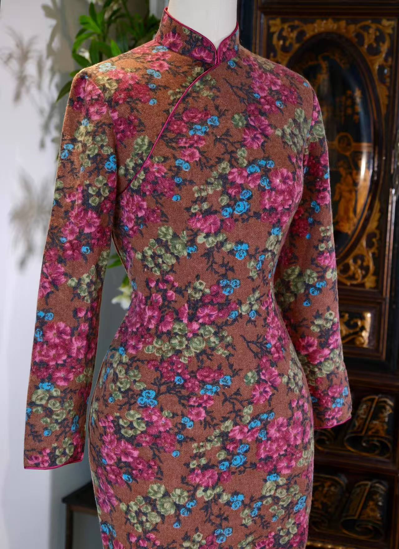 60年代 - 花影流年：六十年代港制羊绒印花旗袍 | 1960s - Flowing Years Amidst Flower Shadows: A 1960s Hong Kong-Made Cashmere Printed Qipao
