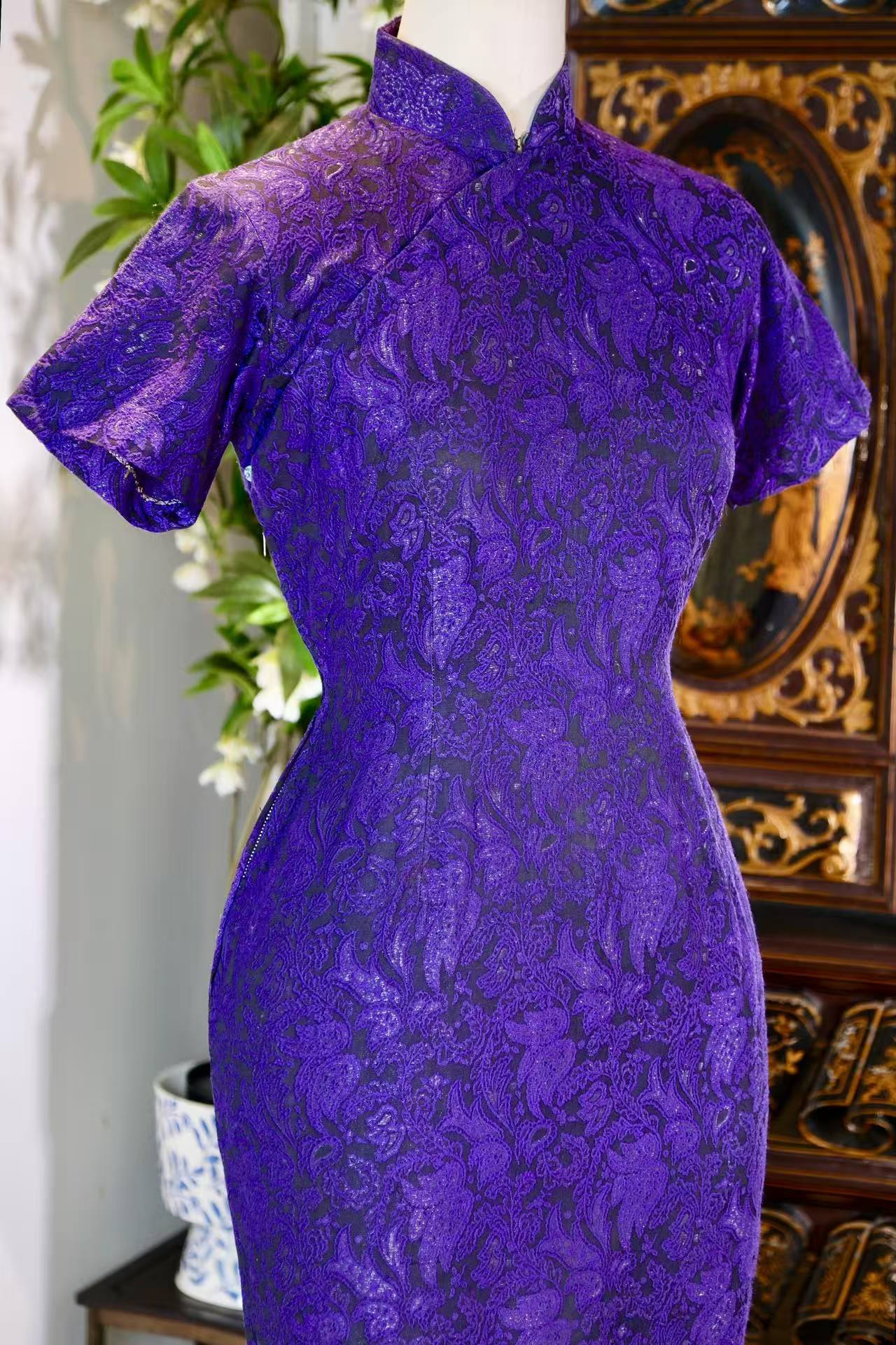 50年代 - 紫雾缠身：一件五十年代港产佩斯利旗袍的时光独白 | 1950s - Purple Mist Entwined: A Spatiotemporal Monologue of a 1950s Hong Kong-Made Paisley Qipao