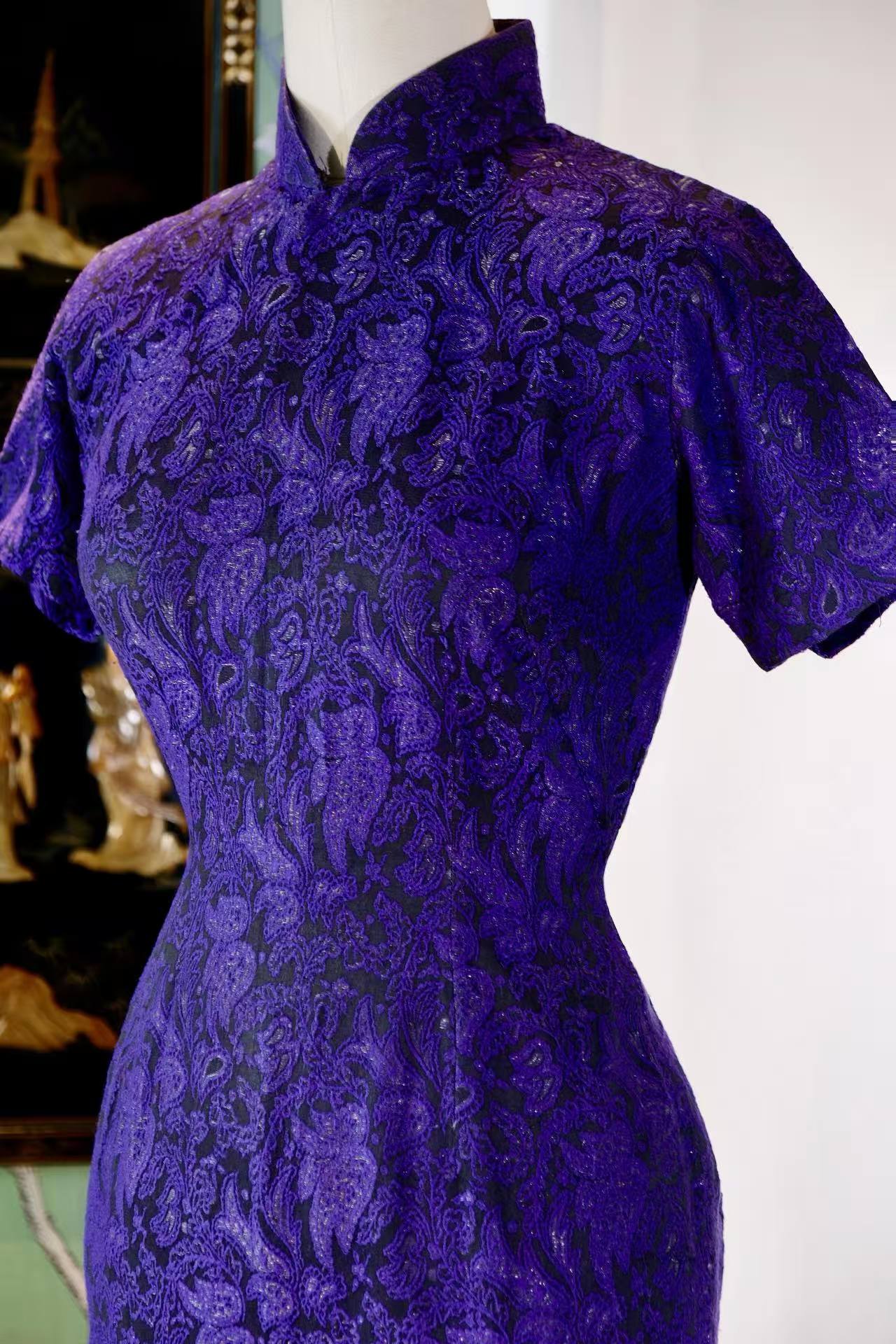 50年代 - 紫雾缠身：一件五十年代港产佩斯利旗袍的时光独白 | 1950s - Purple Mist Entwined: A Spatiotemporal Monologue of a 1950s Hong Kong-Made Paisley Qipao