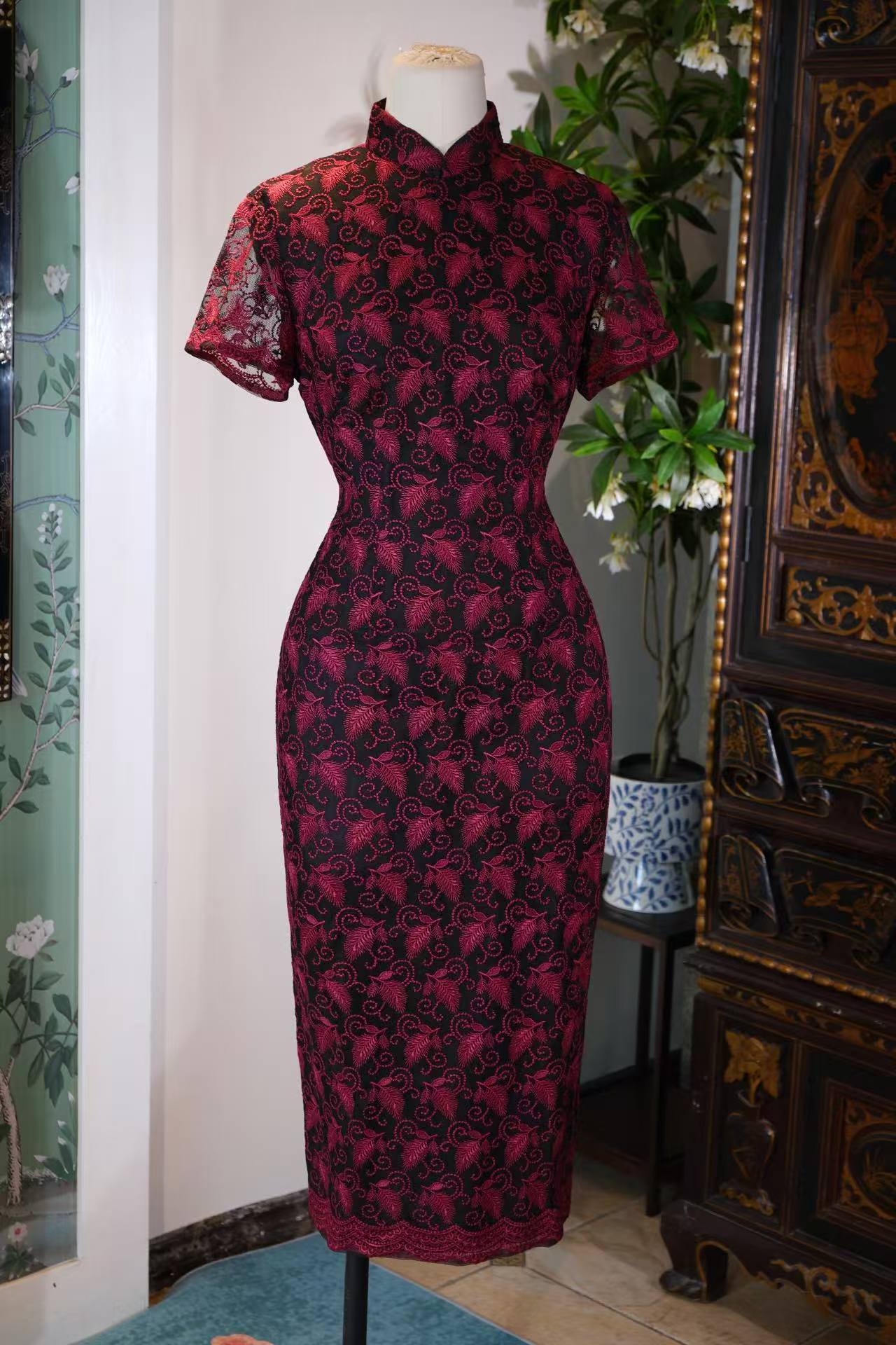 60年代 - 黑地红绣：1960年代台湾机绣蕾丝旗袍的浮光掠影 | 1960s - Red Embroidery on Black: Flickering Shadows of a 1960s Taiwan-Made Machine-Embroidered Lace Qipao