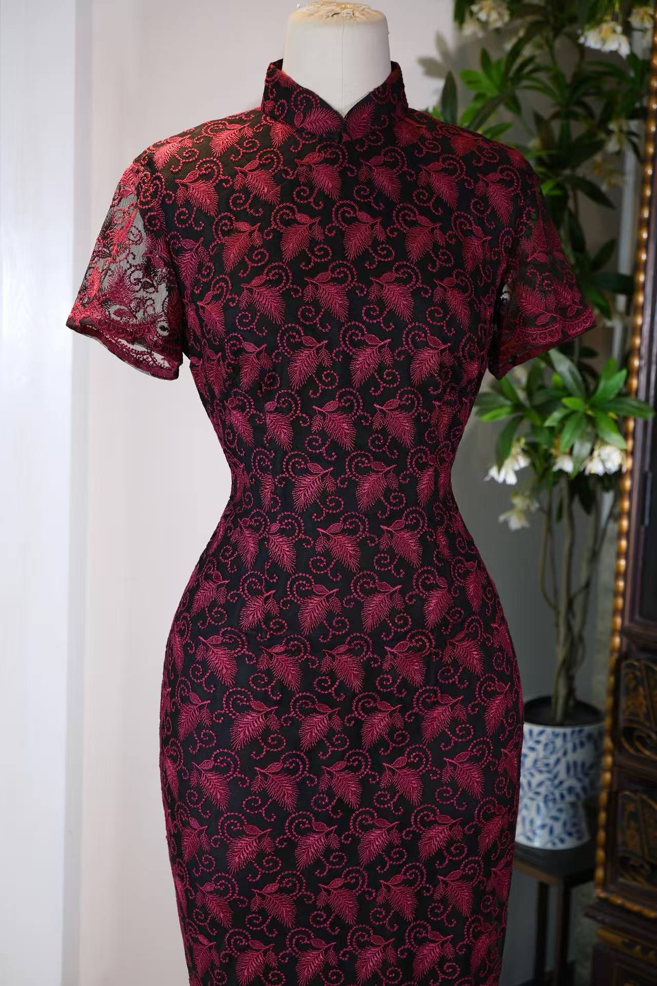 60年代 - 黑地红绣：1960年代台湾机绣蕾丝旗袍的浮光掠影 | 1960s - Red Embroidery on Black: Flickering Shadows of a 1960s Taiwan-Made Machine-Embroidered Lace Qipao