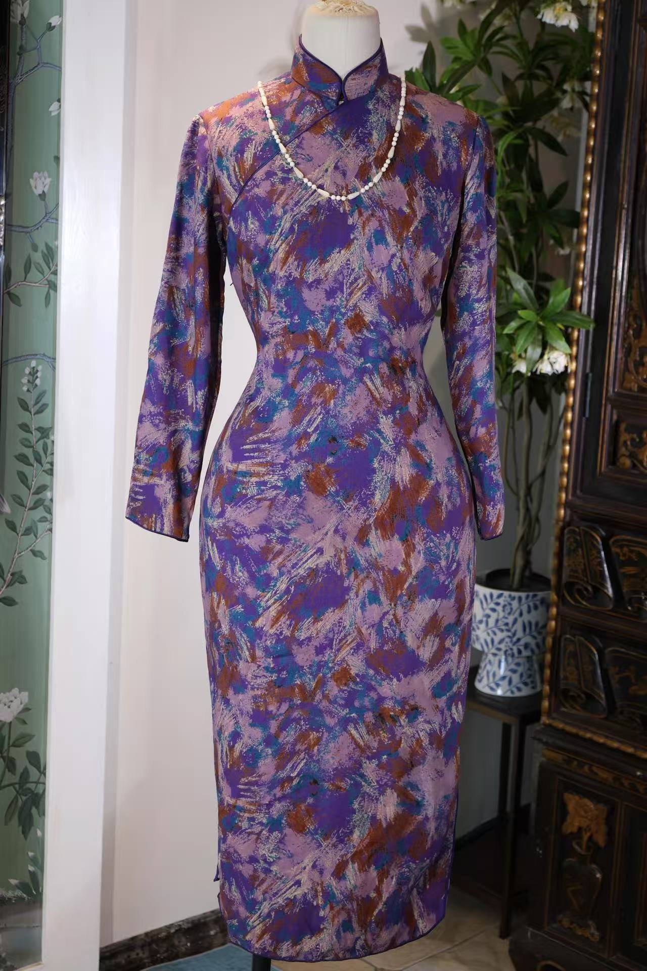 60年代 - 紫霞流韵：1960年代台湾油画抽象旗袍 | 1960s - Rhyming Purple Clouds: 1960s Taiwanese Abstract Oil Painting Qipao