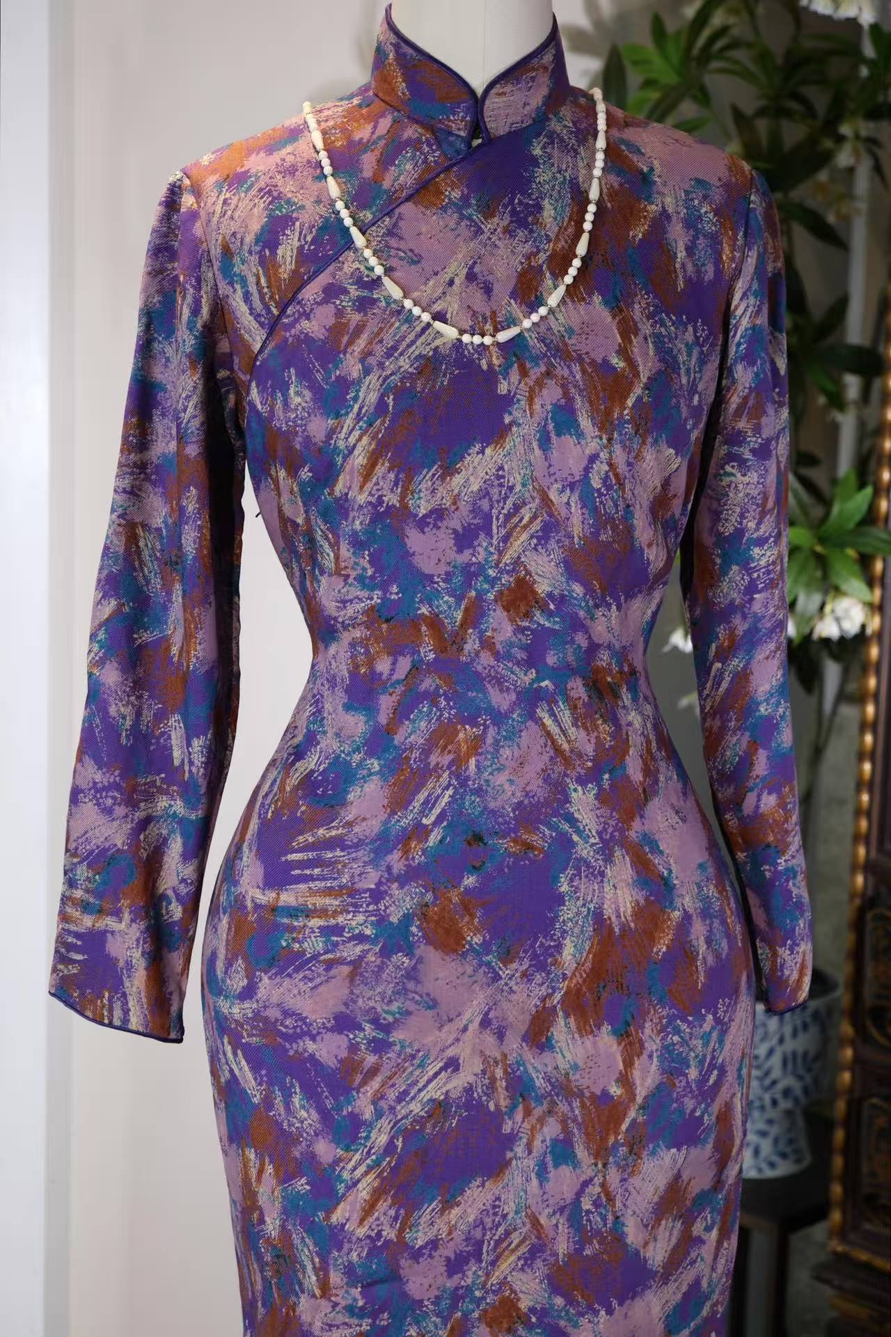 60年代 - 紫霞流韵：1960年代台湾油画抽象旗袍 | 1960s - Rhyming Purple Clouds: 1960s Taiwanese Abstract Oil Painting Qipao