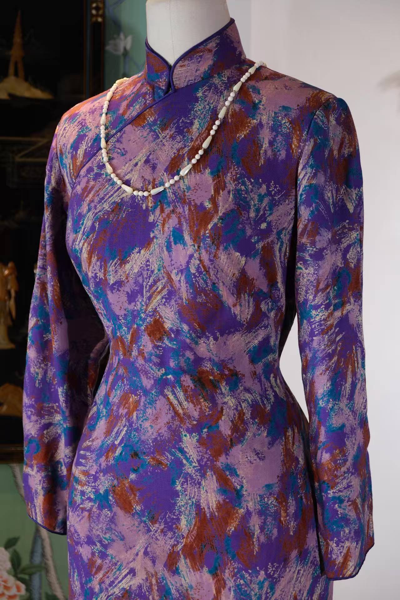 60年代 - 紫霞流韵：1960年代台湾油画抽象旗袍 | 1960s - Rhyming Purple Clouds: 1960s Taiwanese Abstract Oil Painting Qipao