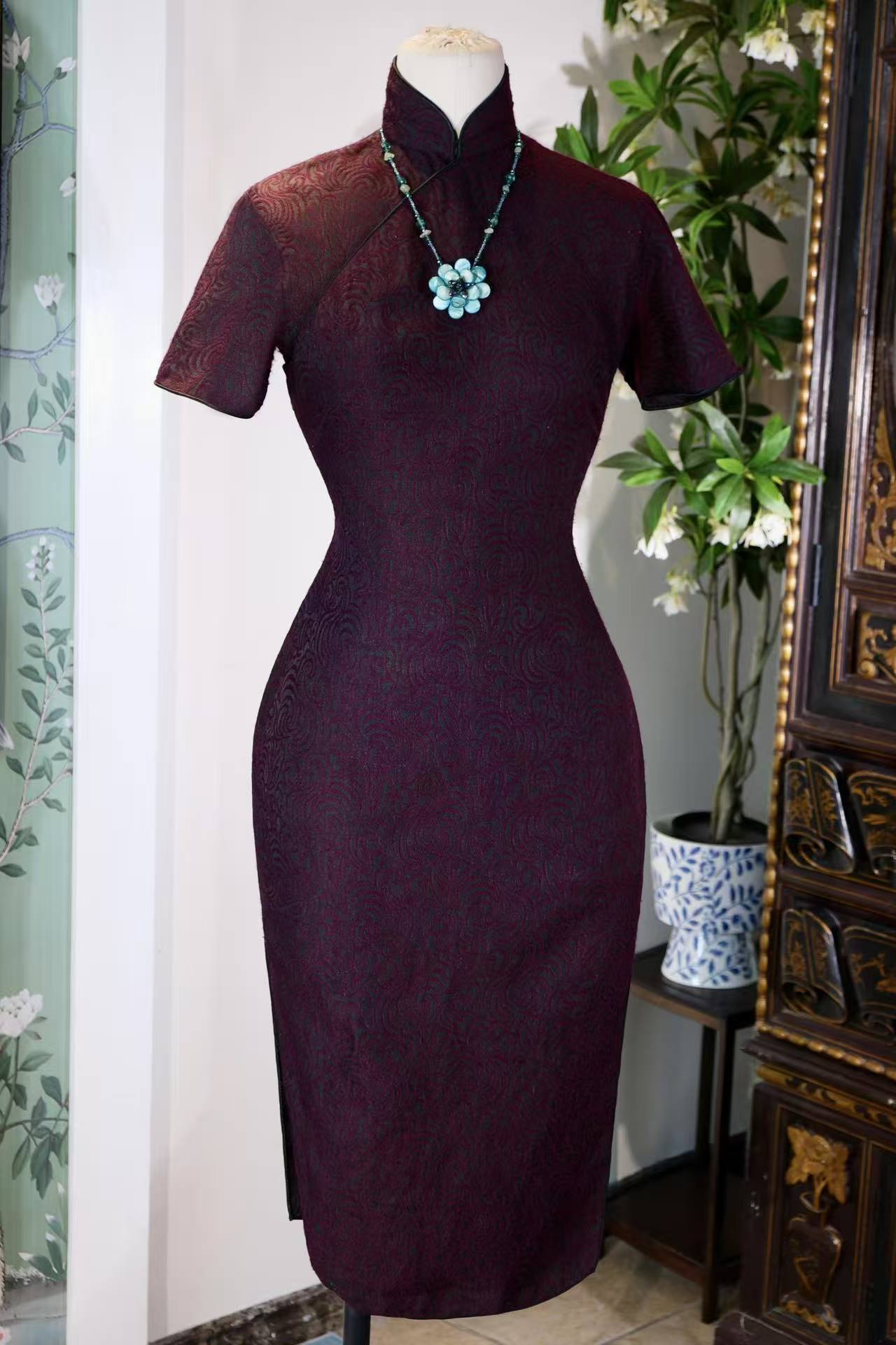 50年代 - 云纹割绒：五十年代港产旗袍的时光密码 | 1950s - Cloud-Patterned Cut Velvet: The Time Code of 1950s Hong Kong Cheongsams