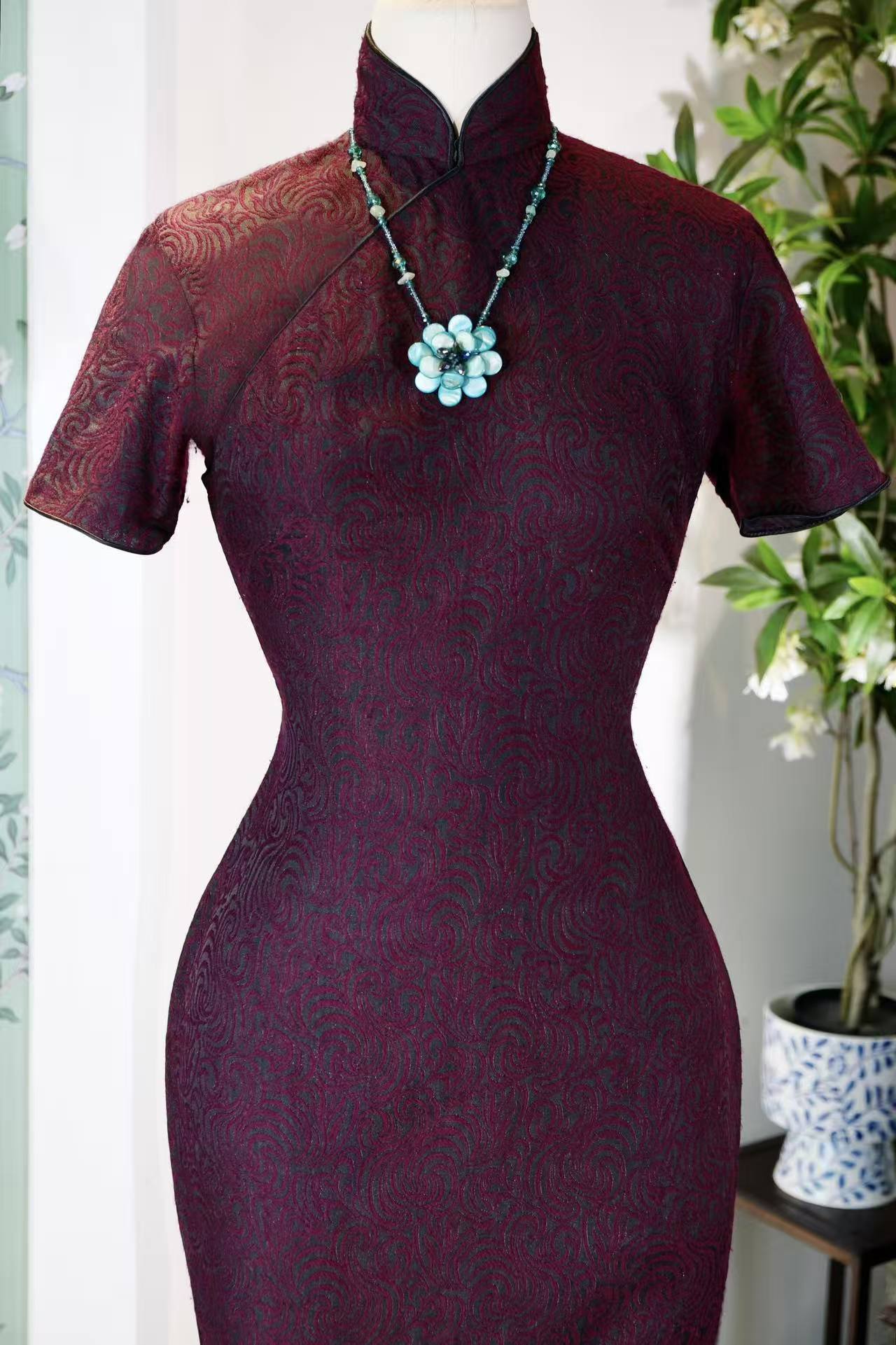 50年代 - 云纹割绒：五十年代港产旗袍的时光密码 | 1950s - Cloud-Patterned Cut Velvet: The Time Code of 1950s Hong Kong Cheongsams