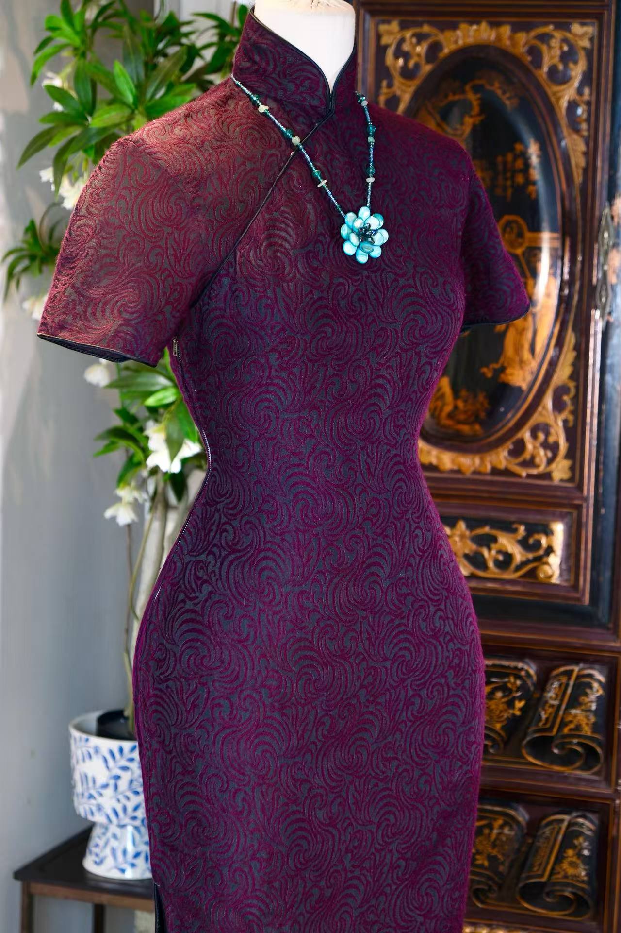 50年代 - 云纹割绒：五十年代港产旗袍的时光密码 | 1950s - Cloud-Patterned Cut Velvet: The Time Code of 1950s Hong Kong Cheongsams