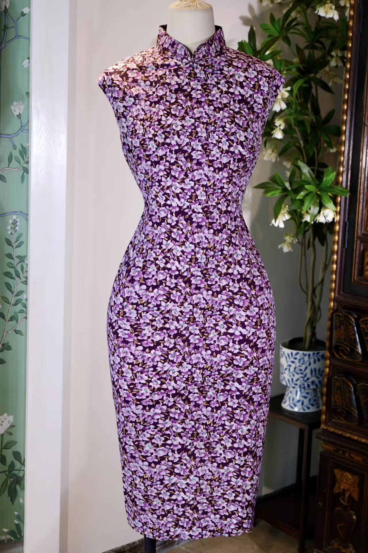 60年代 - 紫藤花影里的六十年代台湾旗袍叙事 | 1960s - Narrative of a 1960s Taiwanese Cheongsam Amidst Wisteria Shadows