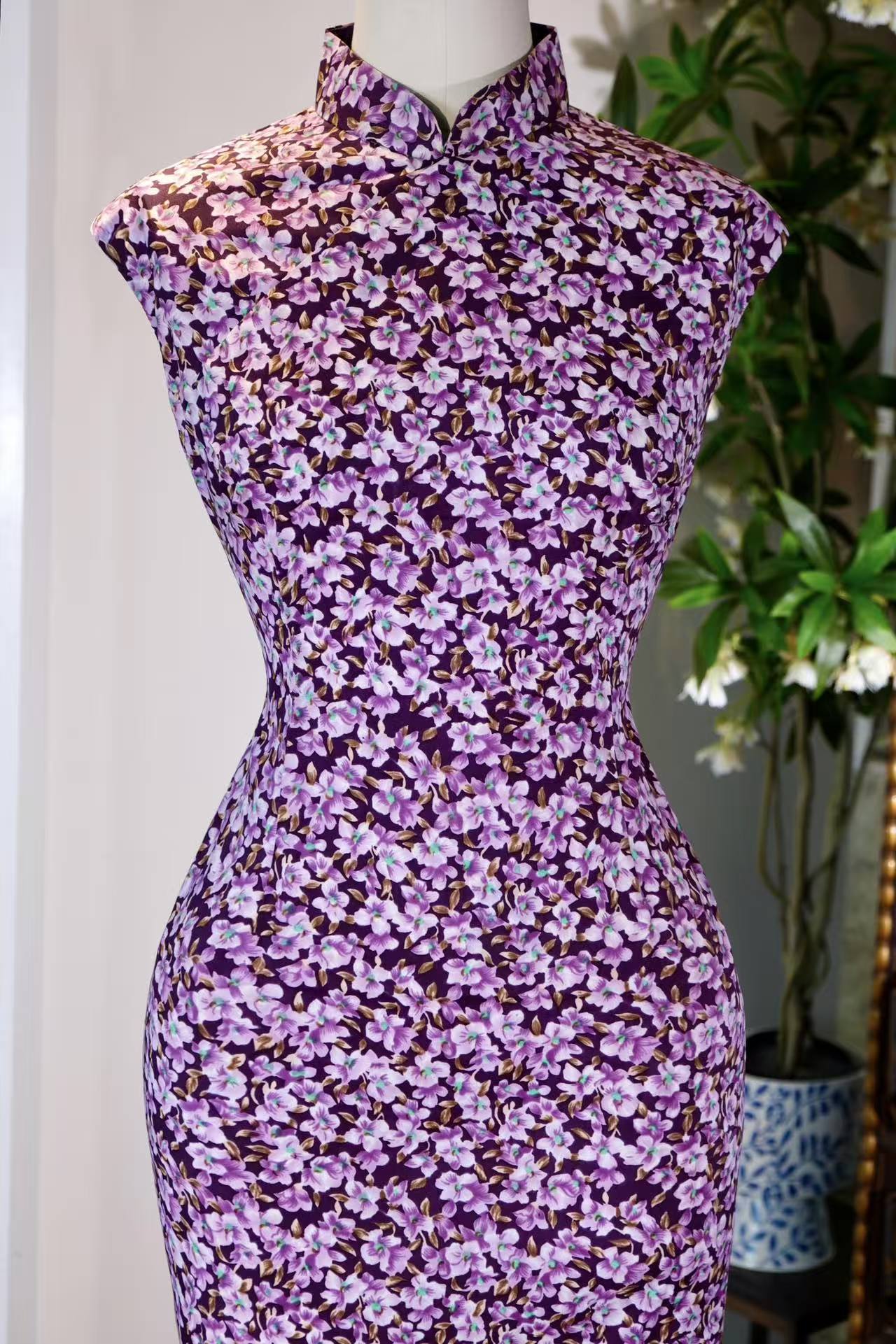 60年代 - 紫藤花影里的六十年代台湾旗袍叙事 | 1960s - Narrative of a 1960s Taiwanese Cheongsam Amidst Wisteria Shadows