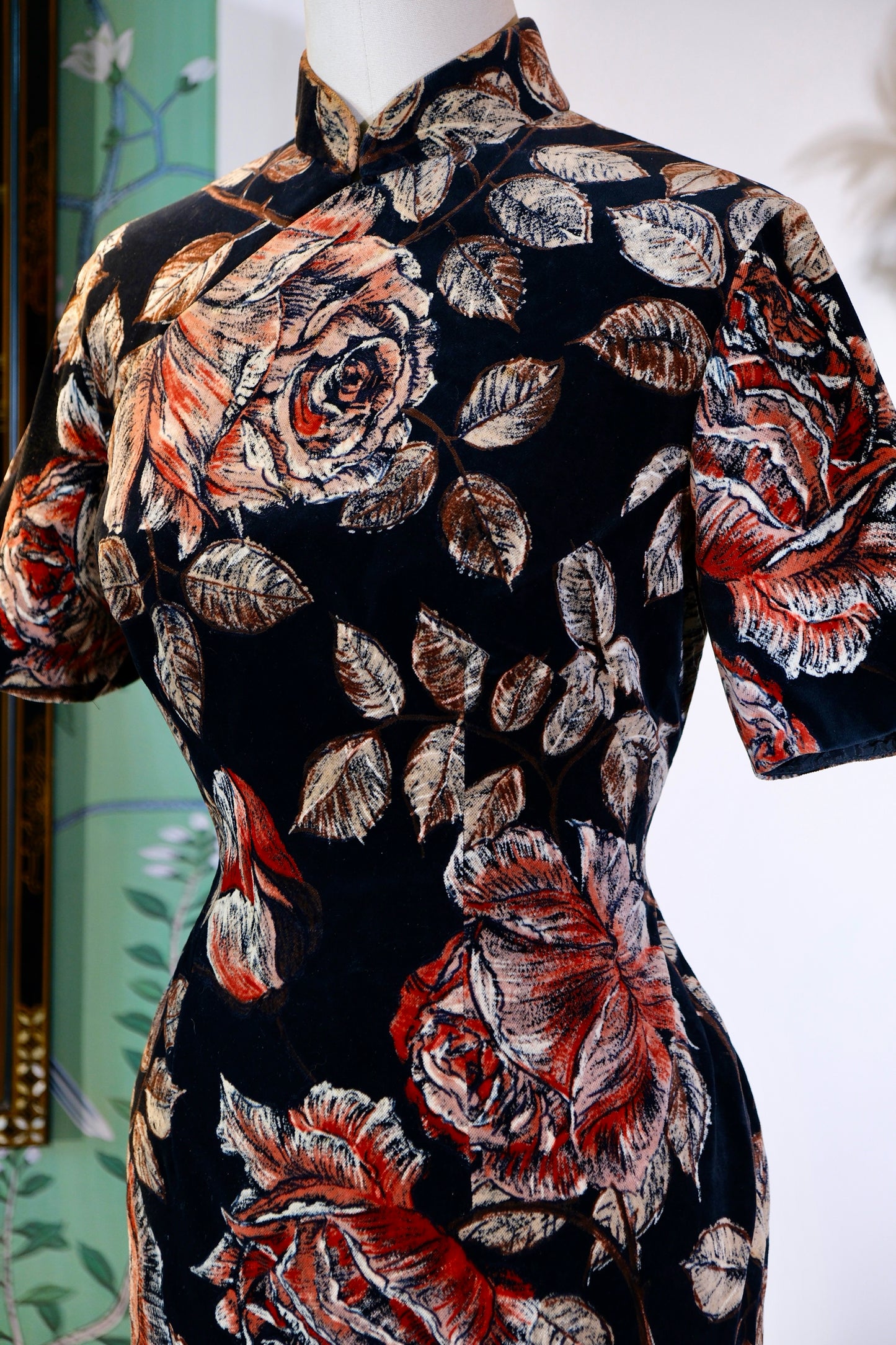 60年代 - 墨夜蔷薇：一件六十年代旗袍的时光叙事 | 1960s - Midnight Roses: A Temporal Narrative of a 1960s Cheongsam