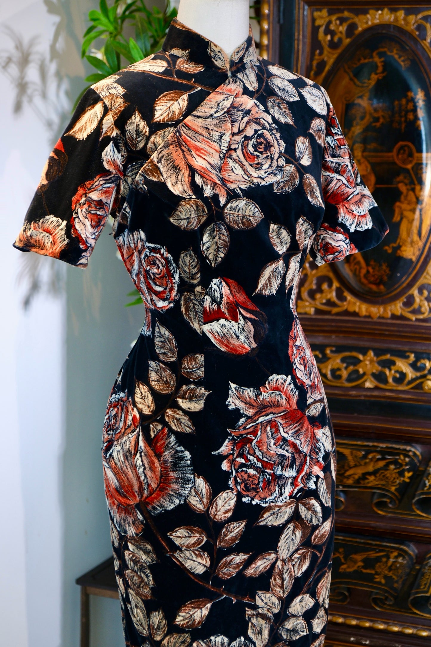 60年代 - 墨夜蔷薇：一件六十年代旗袍的时光叙事 | 1960s - Midnight Roses: A Temporal Narrative of a 1960s Cheongsam
