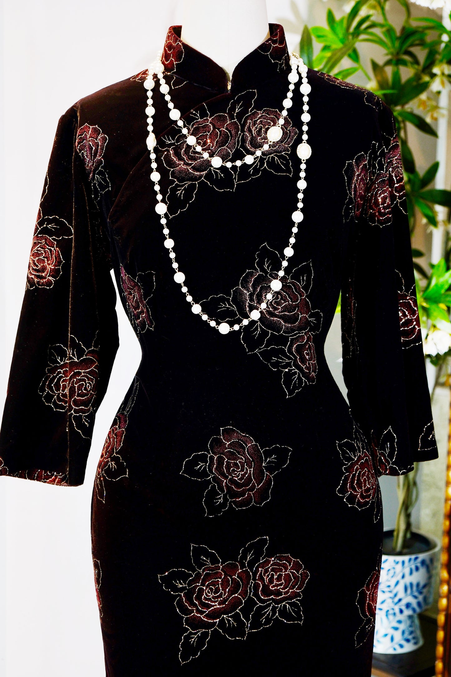 60年代 - 夜绽的玫瑰：一件台湾古董旗袍的流光记忆 | 1960s - Roses Blooming in the Night: A Shimmering Memory of a Vintage Taiwanese Cheongsam