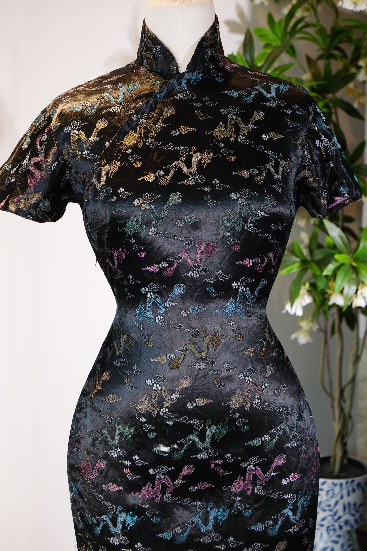 50年代 - 五十年代香港产祥云龙纹织锦缎古董旗袍 | 1950s - 1950s Hong Kong Vintage Brocade Qipao with Auspicious Clouds and Dragon Motifs