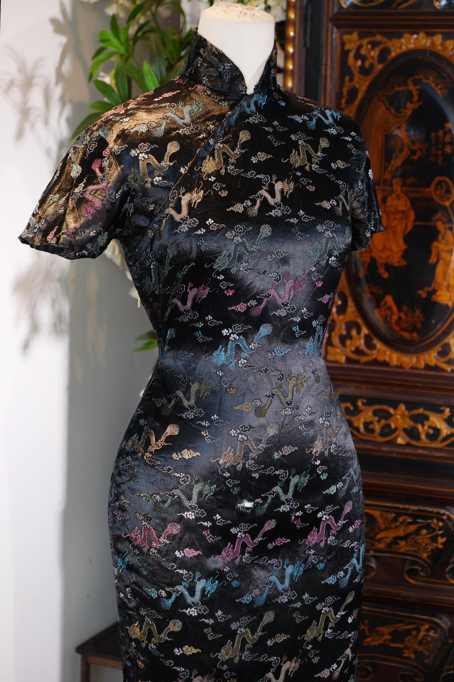 50年代 - 五十年代香港产祥云龙纹织锦缎古董旗袍 | 1950s - 1950s Hong Kong Vintage Brocade Qipao with Auspicious Clouds and Dragon Motifs