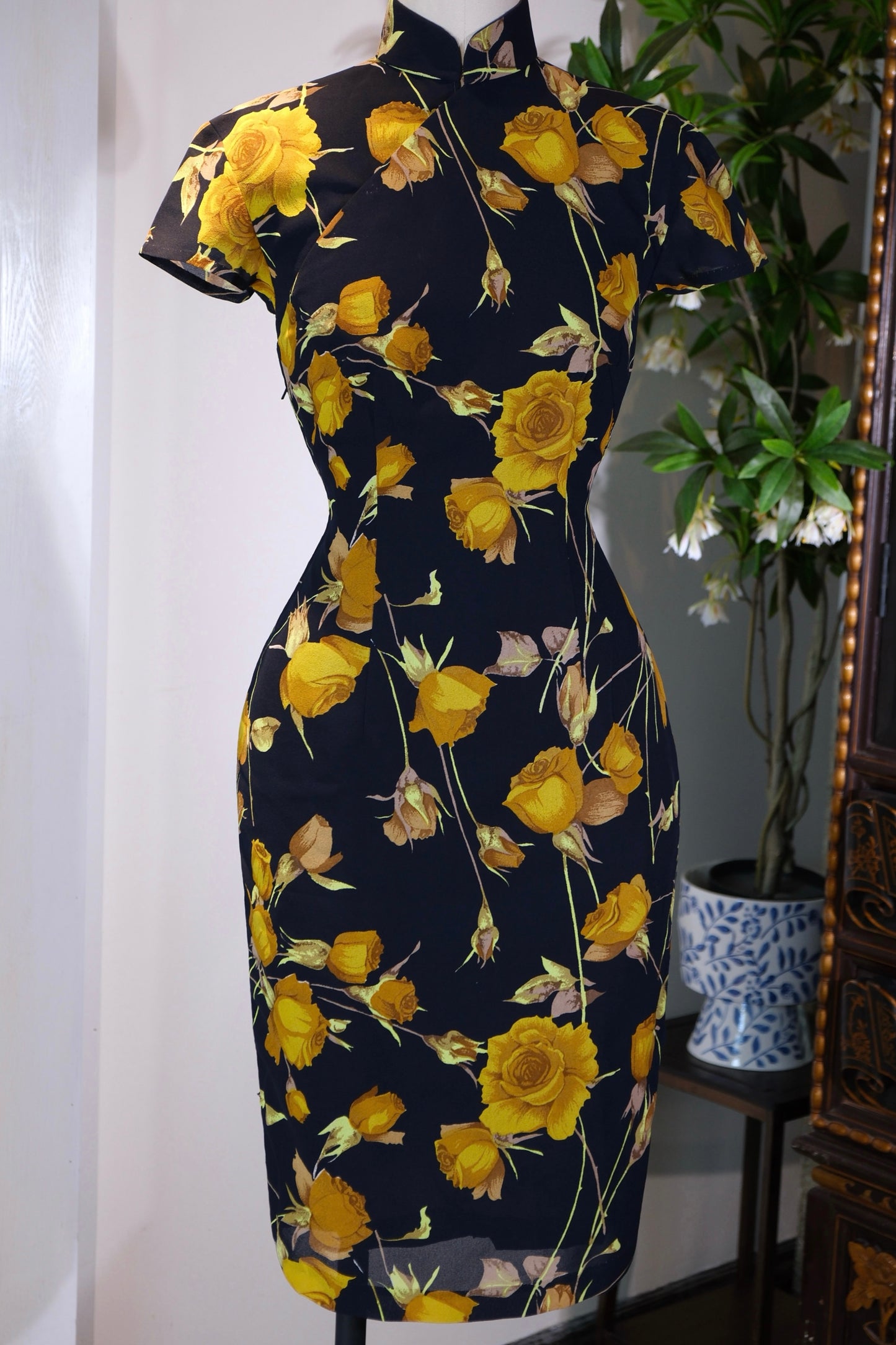 60年代 - 黑底黄玫瑰：1960年代香港旗袍的摩登叙事 | 1960s - Yellow Roses on Black: A Modernist Narrative of 1960s Hong Kong Cheongsams