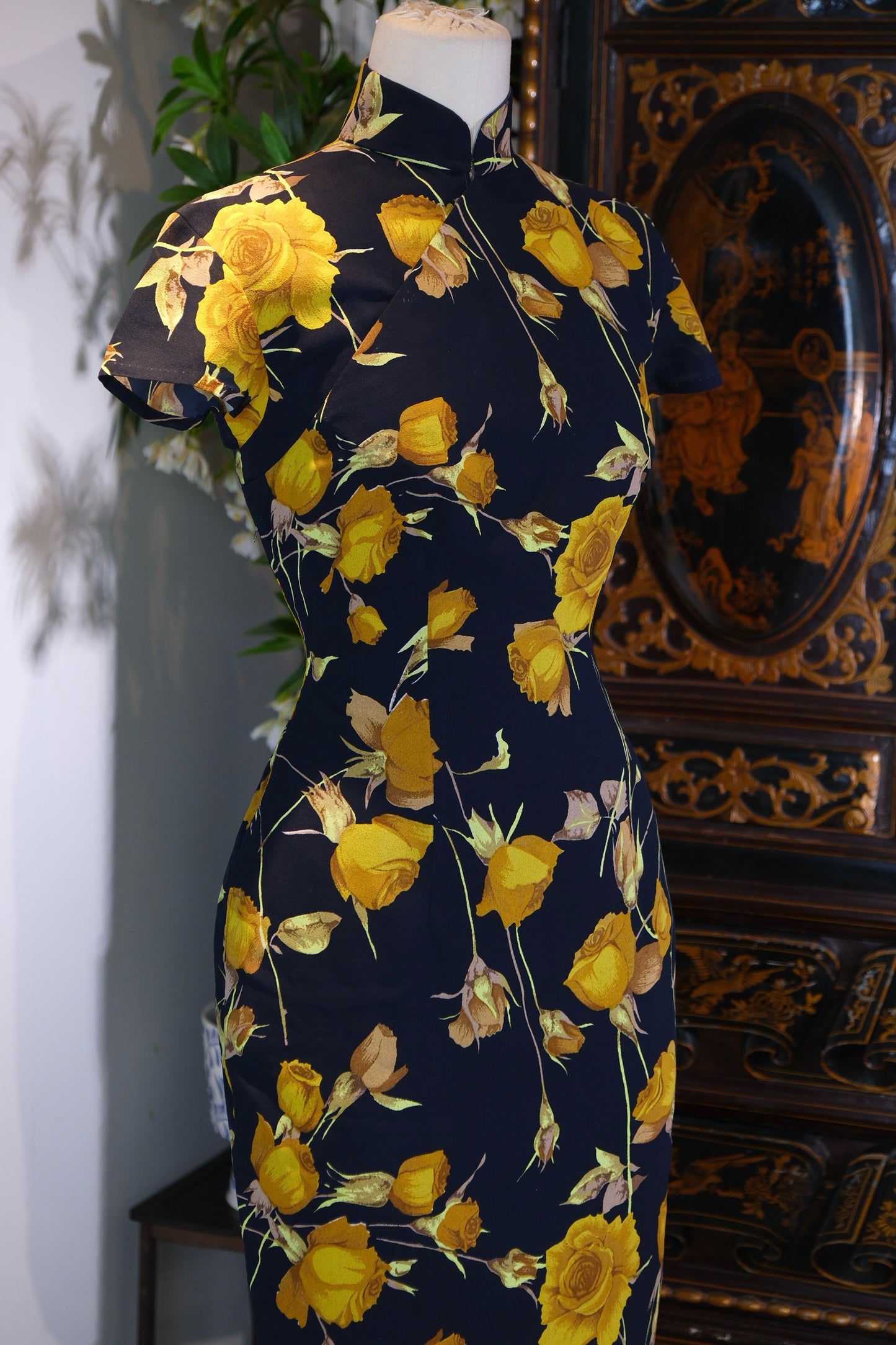 60年代 - 黑底黄玫瑰：1960年代香港旗袍的摩登叙事 | 1960s - Yellow Roses on Black: A Modernist Narrative of 1960s Hong Kong Cheongsams